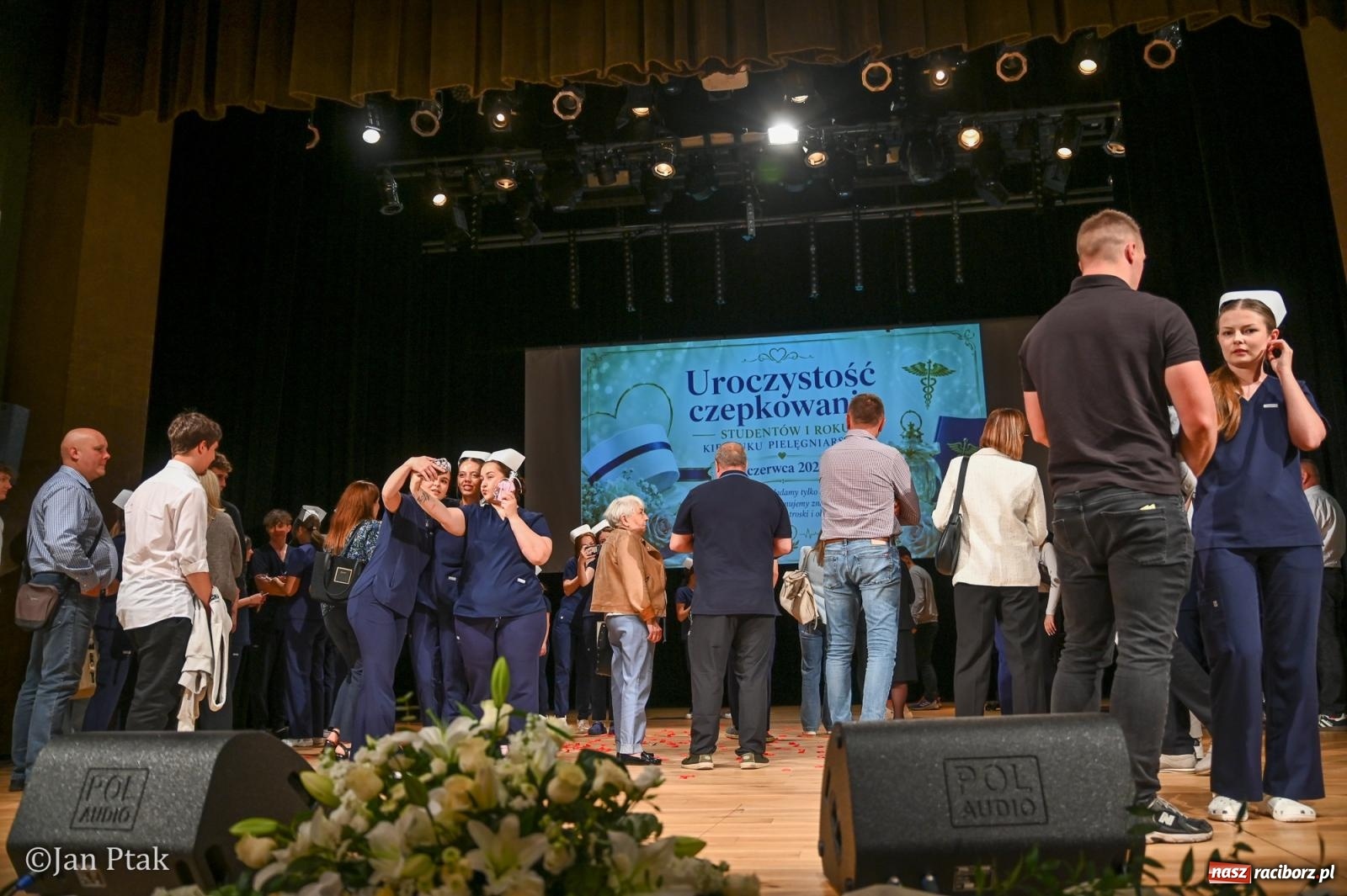 Zdjęcie w galerii na portalu naszraciborz.pl: Czepkowanie studentów pielęgniarstwa w Raciborzu. Symboliczny początek zawodowej drogi [FOTO i WIDEO] wiadomości z regionu