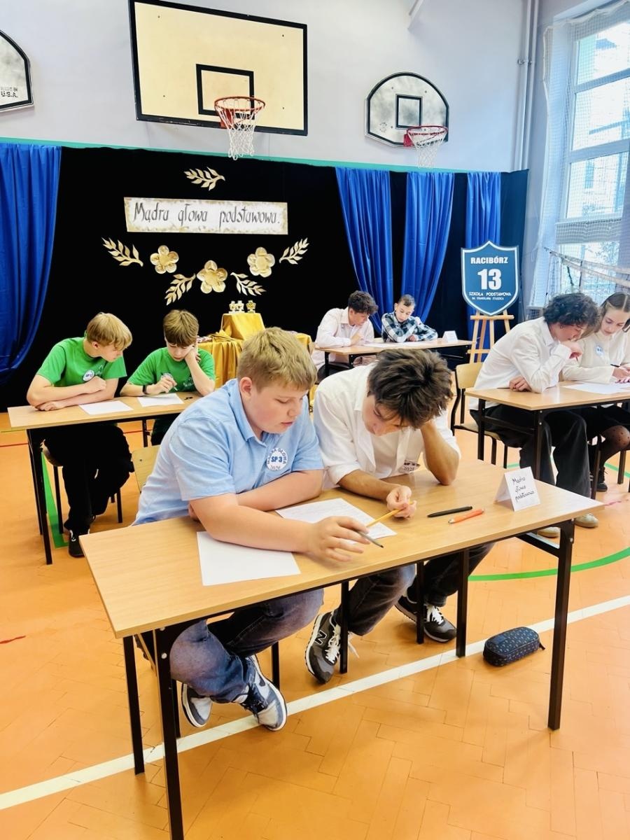 Zdjęcie w galerii na portalu naszraciborz.pl: Młodzi mistrzowie wiedzy i zabawy: Za nami jubileuszowa 20. edycja konkursu Mądra Głowa wiadomości z regionu