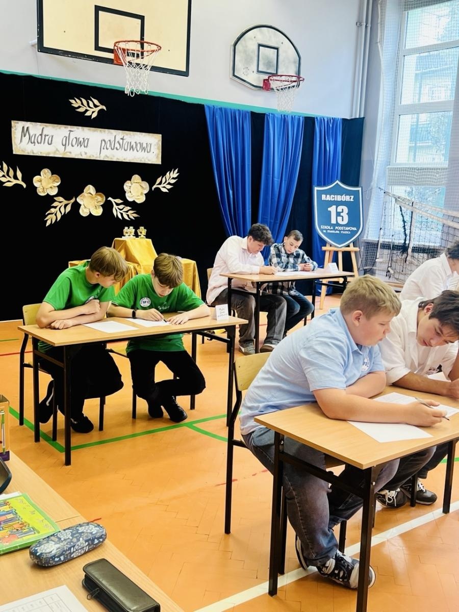 Zdjęcie w galerii na portalu naszraciborz.pl: Młodzi mistrzowie wiedzy i zabawy: Za nami jubileuszowa 20. edycja konkursu Mądra Głowa wiadomości z regionu