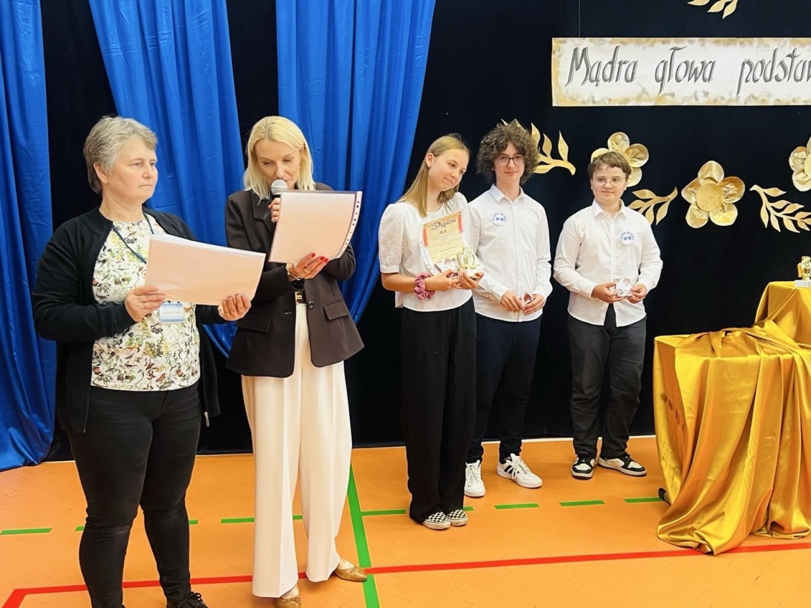 Zdjęcie w galerii na portalu naszraciborz.pl: Młodzi mistrzowie wiedzy i zabawy: Za nami jubileuszowa 20. edycja konkursu Mądra Głowa wiadomości z regionu