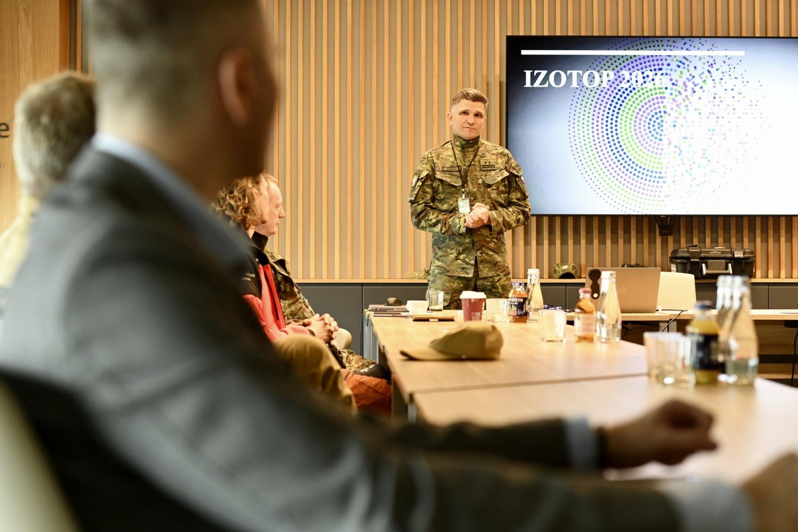 Zdjęcie w galerii na portalu naszraciborz.pl: Izotop 2026. Ćwiczenia służb na lotnisku w Katowicach-Pyrzowicach wiadomości z regionu