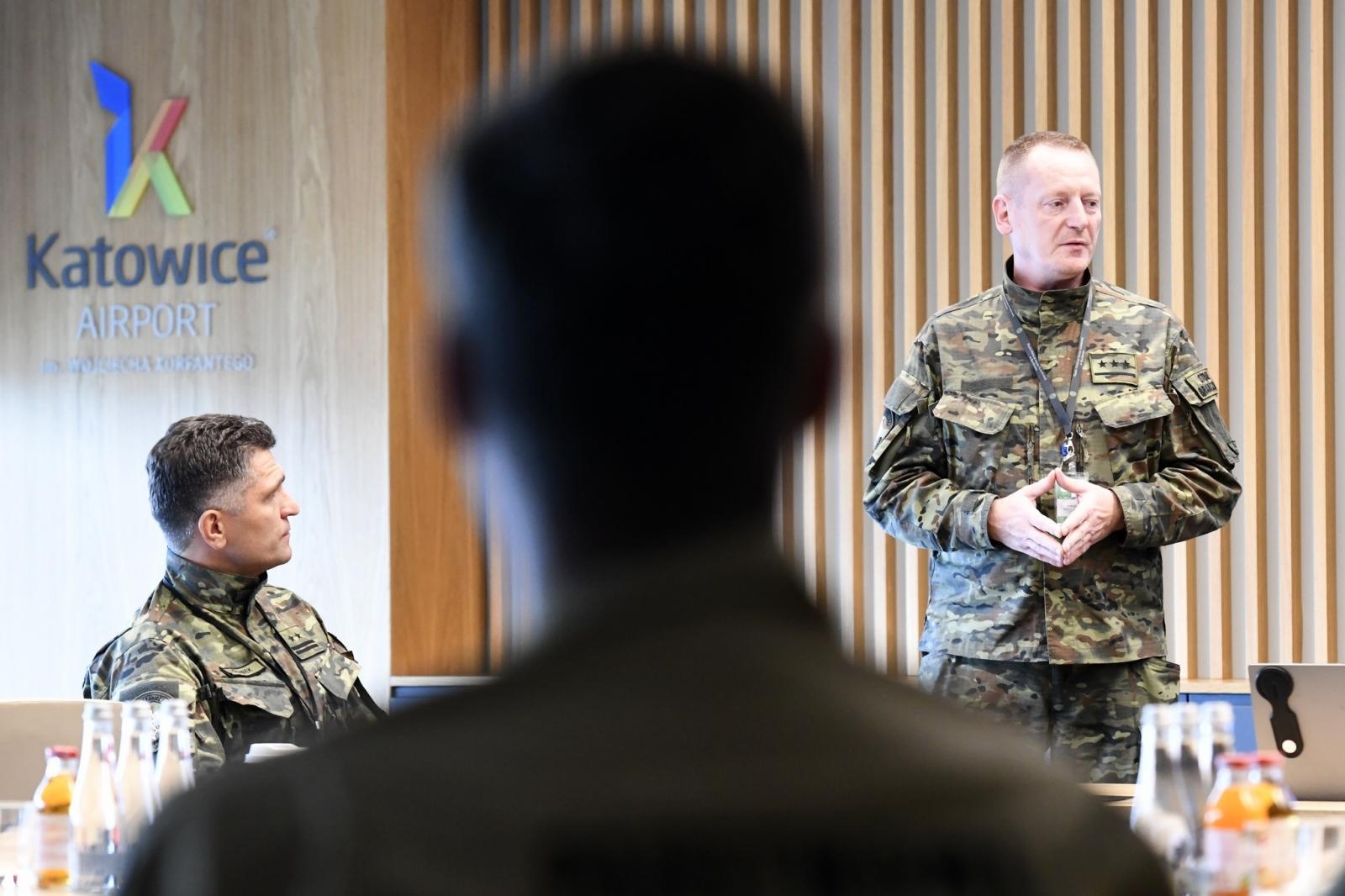Zdjęcie w galerii na portalu naszraciborz.pl: Izotop 2026. Ćwiczenia służb na lotnisku w Katowicach-Pyrzowicach wiadomości z regionu