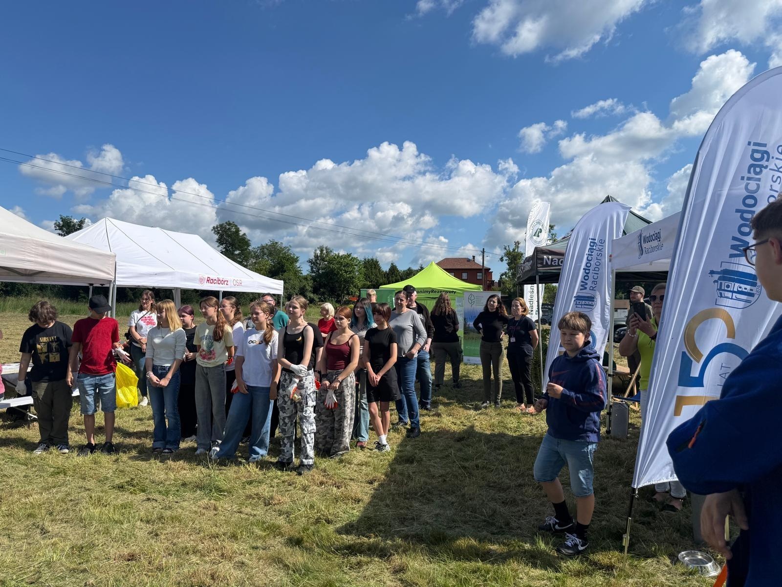 Zdjęcie w galerii na portalu naszraciborz.pl: Drugi mikrolas Miyawaki w Raciborzu. Mieszkańcy wspólnie zazielenili kolejną część miasta wiadomości z regionu