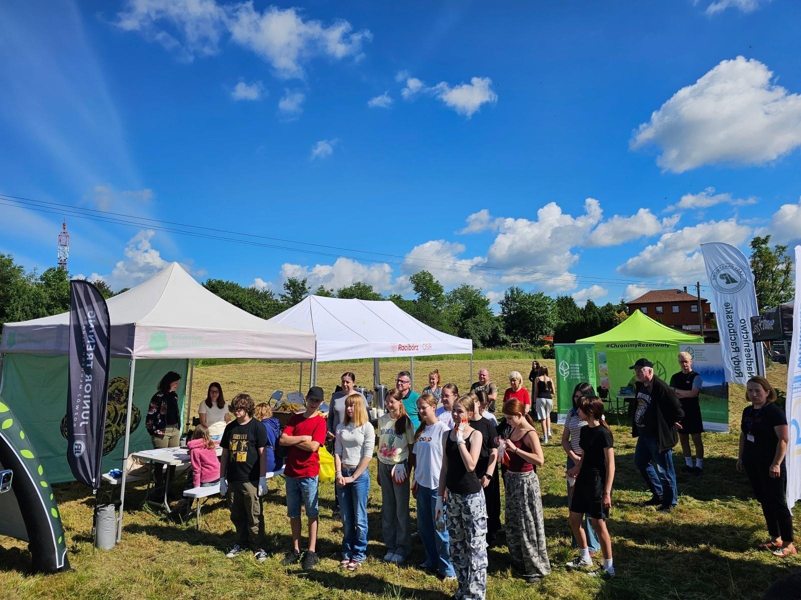 Zdjęcie w galerii na portalu naszraciborz.pl: Drugi mikrolas Miyawaki w Raciborzu. Mieszkańcy wspólnie zazielenili kolejną część miasta wiadomości z regionu