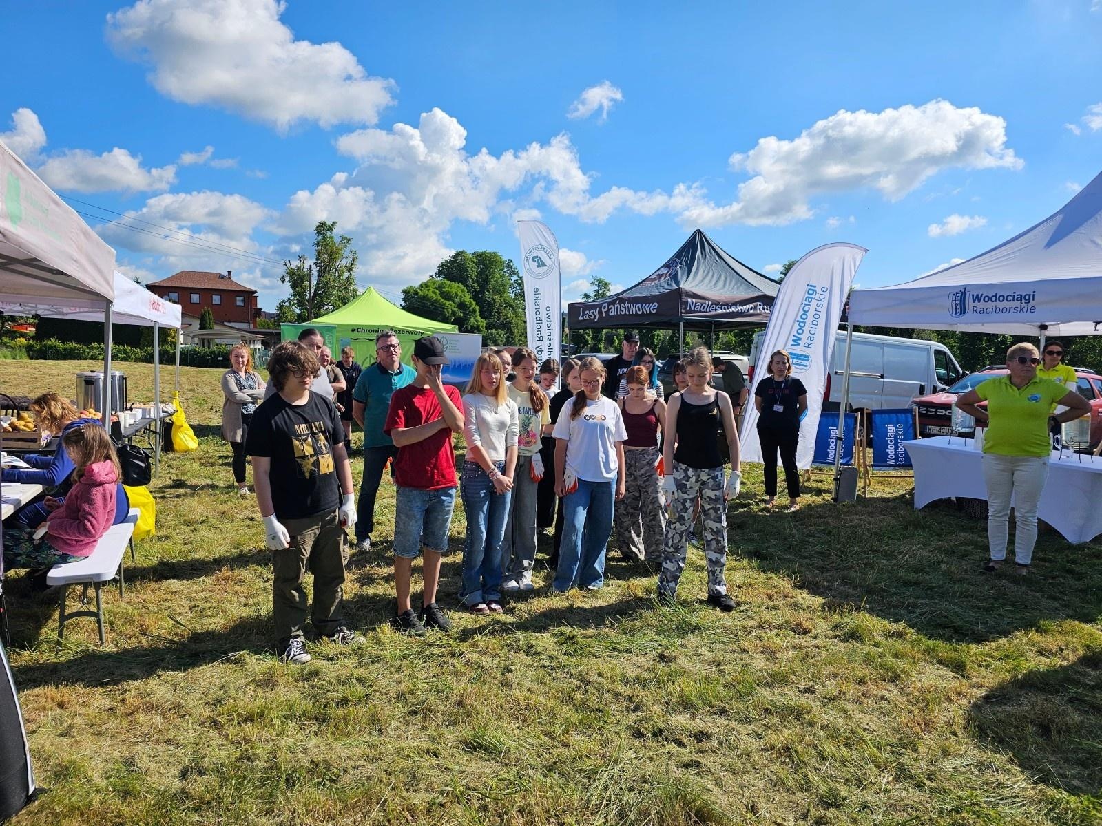 Zdjęcie w galerii na portalu naszraciborz.pl: Drugi mikrolas Miyawaki w Raciborzu. Mieszkańcy wspólnie zazielenili kolejną część miasta wiadomości z regionu
