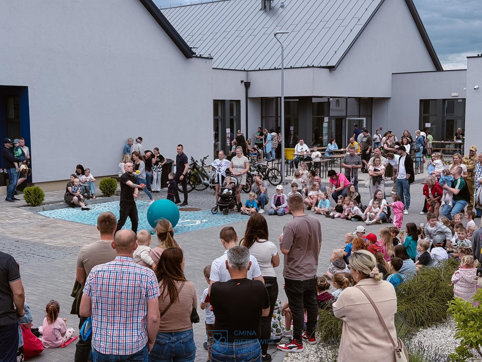 Zdjęcie w galerii na portalu naszraciborz.pl: Integracja najmłodszych w Kornicach. Wspólna zabawa w nowym gminnym przedszkolu i żłobku wiadomości z regionu