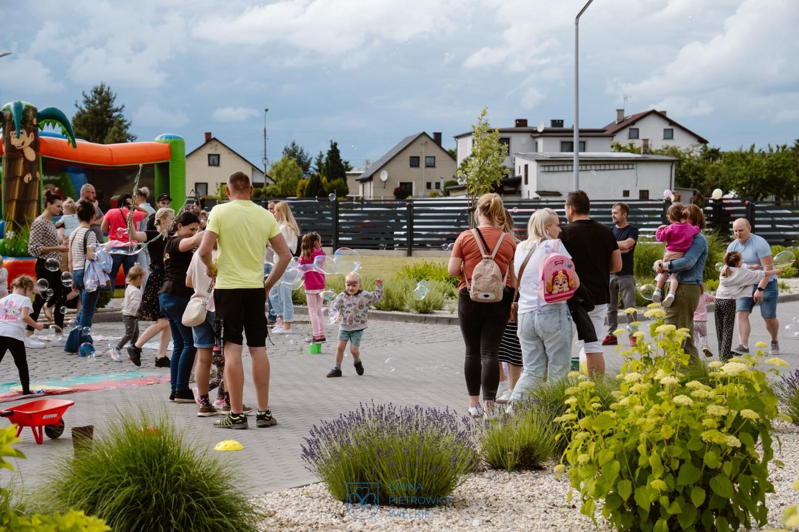 Zdjęcie w galerii na portalu naszraciborz.pl: Integracja najmłodszych w Kornicach. Wspólna zabawa w nowym gminnym przedszkolu i żłobku wiadomości z regionu