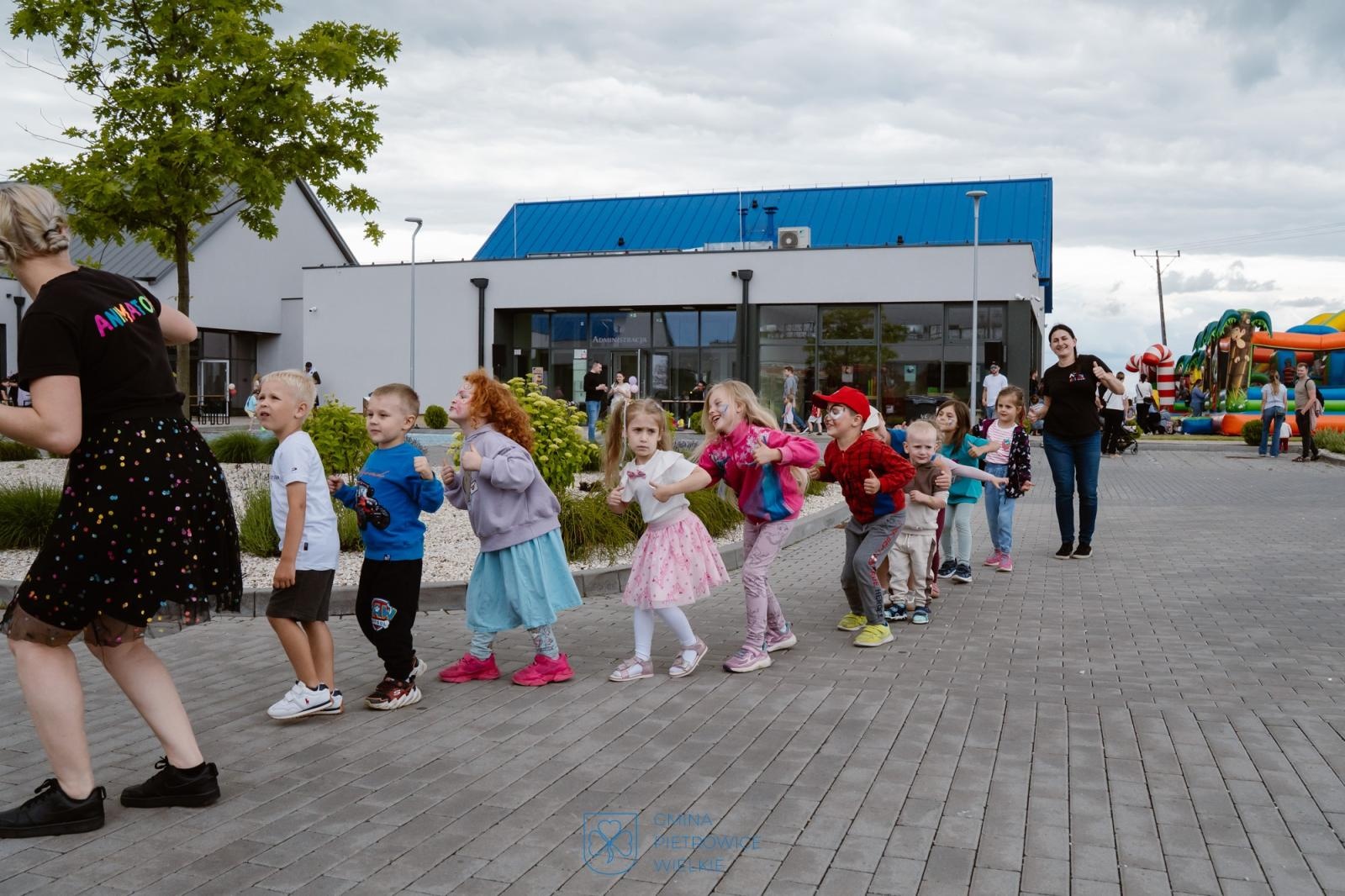 Zdjęcie w galerii na portalu naszraciborz.pl: Integracja najmłodszych w Kornicach. Wspólna zabawa w nowym gminnym przedszkolu i żłobku wiadomości z regionu