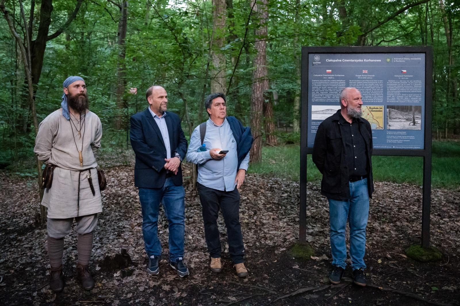 Zdjęcie w galerii na portalu naszraciborz.pl: Tajemnice Obory i słowiańskie dziedzictwo. Nocne wydarzenie na Zamku Piastowskim i w Raciborskim Grodzie wiadomości z regionu