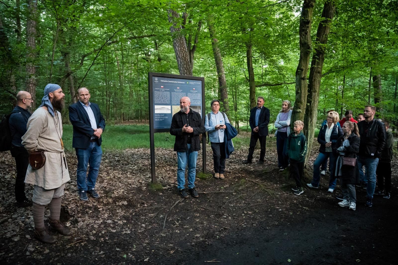 Zdjęcie w galerii na portalu naszraciborz.pl: Tajemnice Obory i słowiańskie dziedzictwo. Nocne wydarzenie na Zamku Piastowskim i w Raciborskim Grodzie wiadomości z regionu