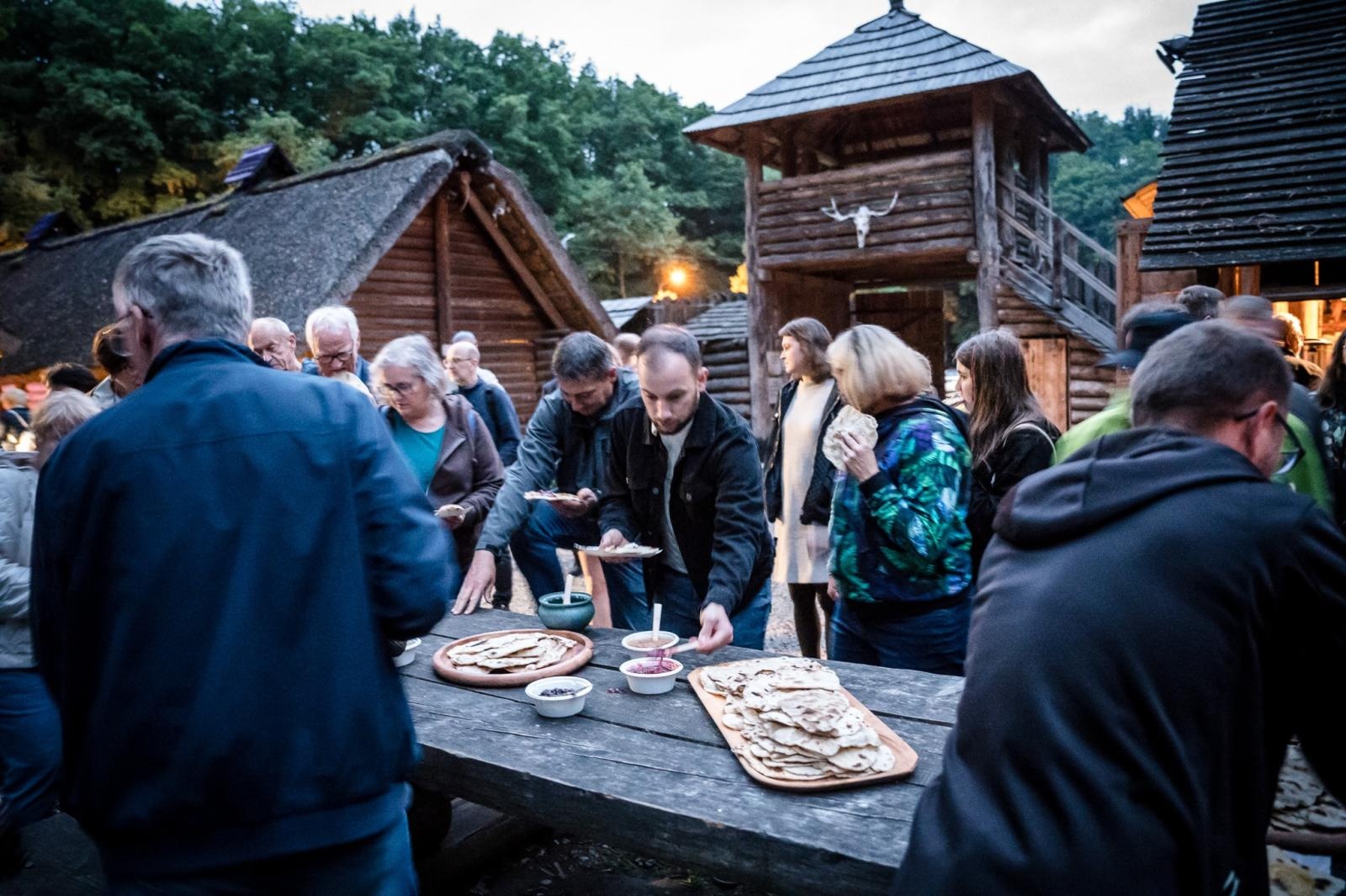 Zdjęcie w galerii na portalu naszraciborz.pl: Tajemnice Obory i słowiańskie dziedzictwo. Nocne wydarzenie na Zamku Piastowskim i w Raciborskim Grodzie wiadomości z regionu
