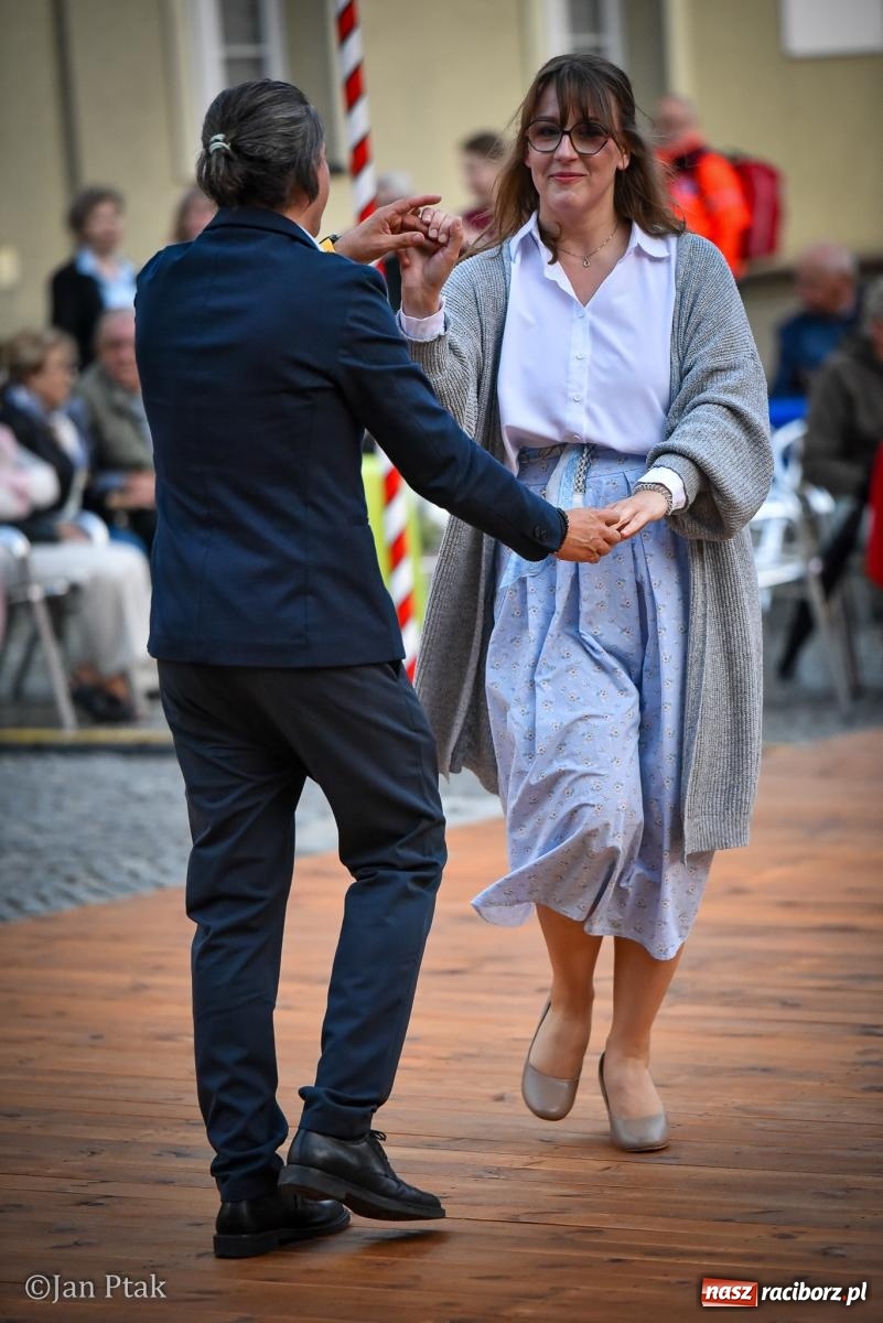 Zdjęcie w galerii na portalu naszraciborz.pl: Potańcówka na Ofce podczas Dni Raciborza 2026. Jazz, taniec i letnia atmosfera w sercu miasta wiadomości z regionu