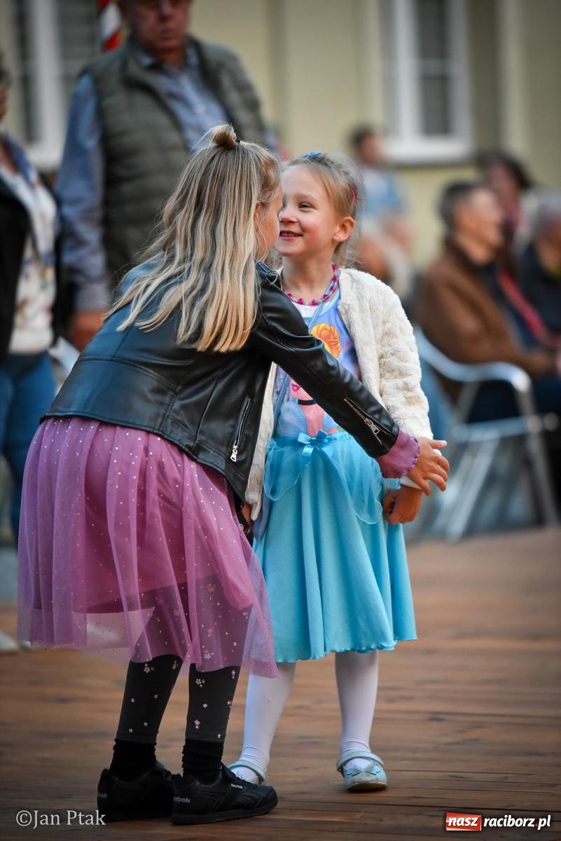 Zdjęcie w galerii na portalu naszraciborz.pl: Potańcówka na Ofce podczas Dni Raciborza 2026. Jazz, taniec i letnia atmosfera w sercu miasta wiadomości z regionu