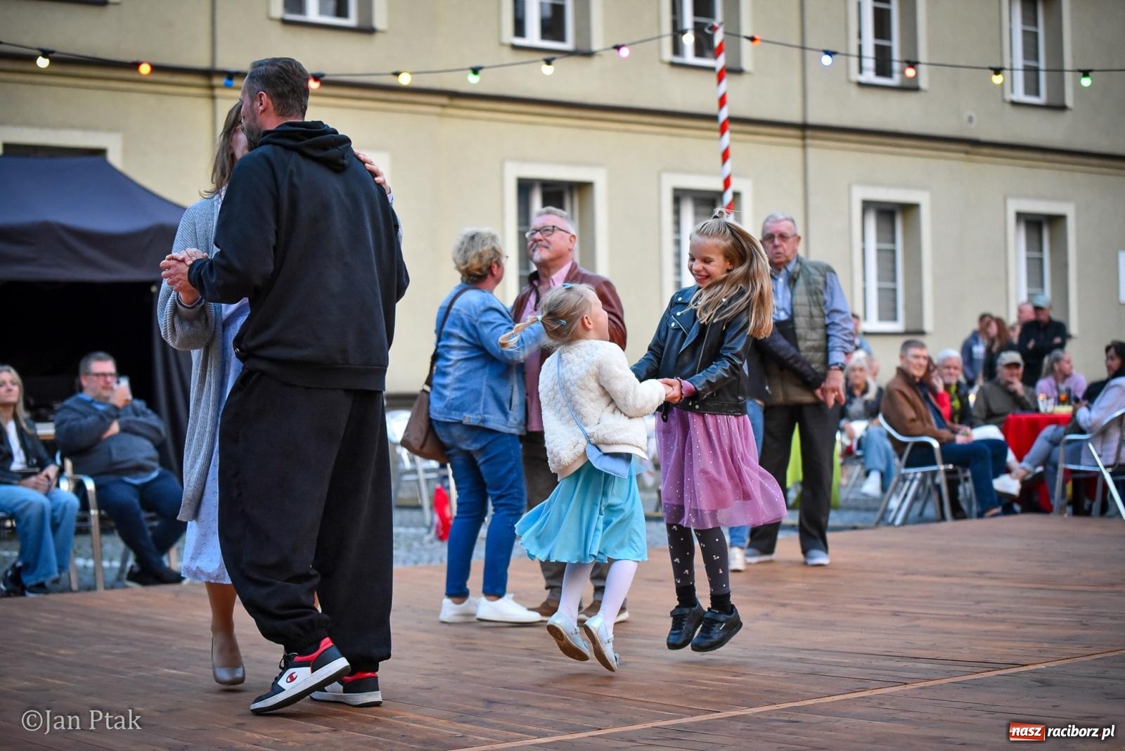Zdjęcie w galerii na portalu naszraciborz.pl: Potańcówka na Ofce podczas Dni Raciborza 2026. Jazz, taniec i letnia atmosfera w sercu miasta wiadomości z regionu