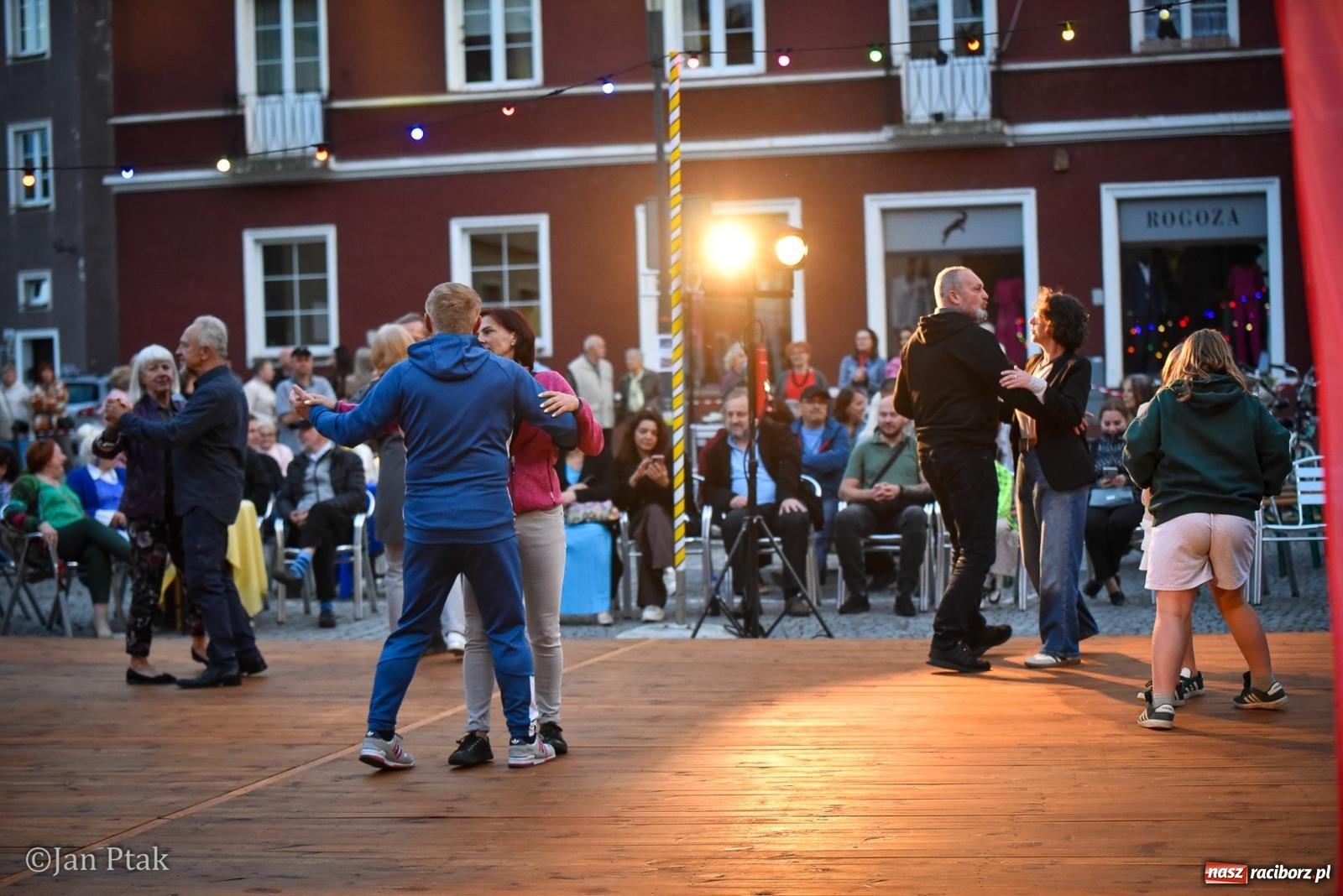 Zdjęcie w galerii na portalu naszraciborz.pl: Potańcówka na Ofce podczas Dni Raciborza 2026. Jazz, taniec i letnia atmosfera w sercu miasta wiadomości z regionu