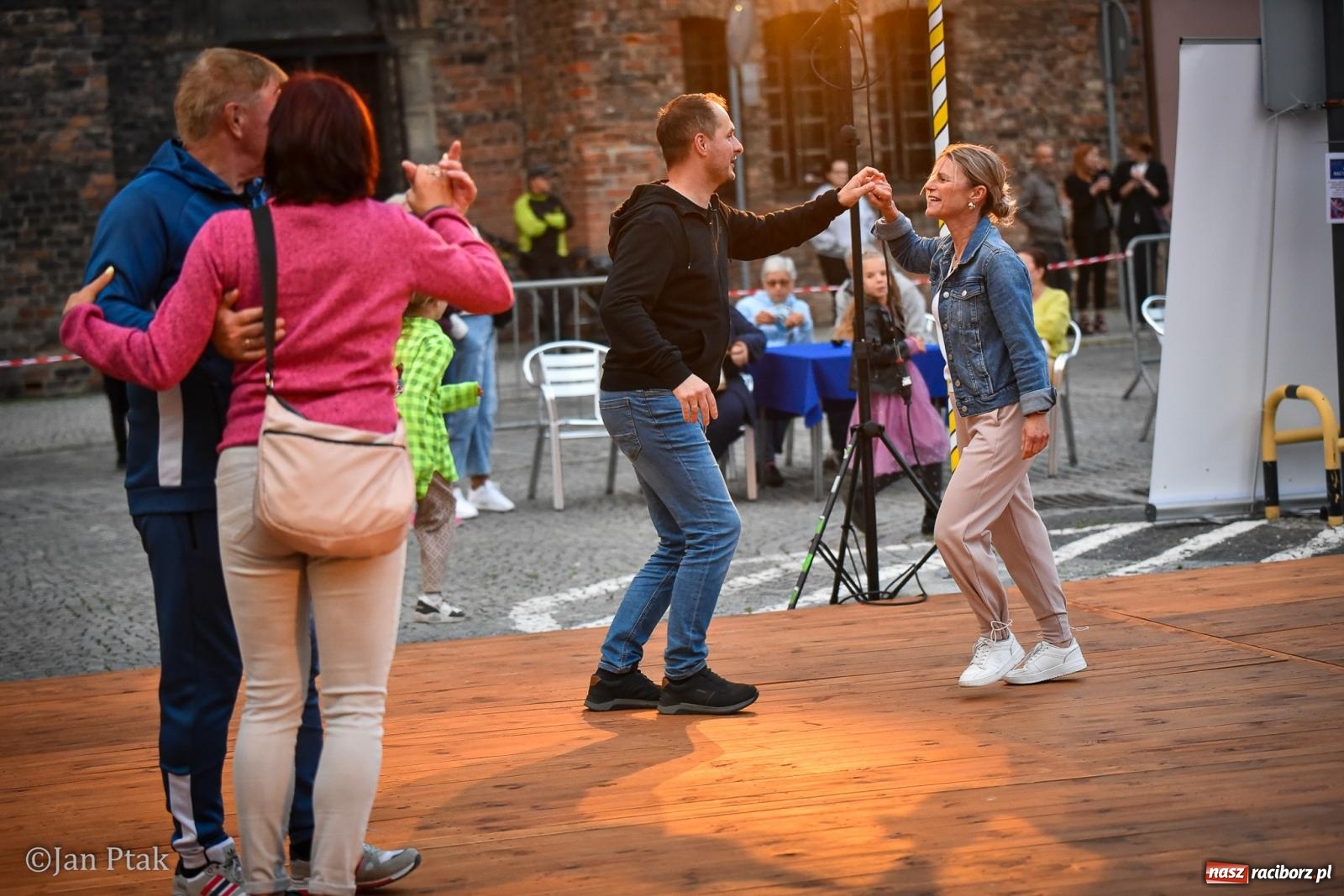 Zdjęcie w galerii na portalu naszraciborz.pl: Potańcówka na Ofce podczas Dni Raciborza 2026. Jazz, taniec i letnia atmosfera w sercu miasta wiadomości z regionu