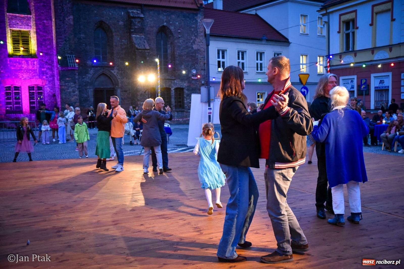 Zdjęcie w galerii na portalu naszraciborz.pl: Potańcówka na Ofce podczas Dni Raciborza 2026. Jazz, taniec i letnia atmosfera w sercu miasta wiadomości z regionu