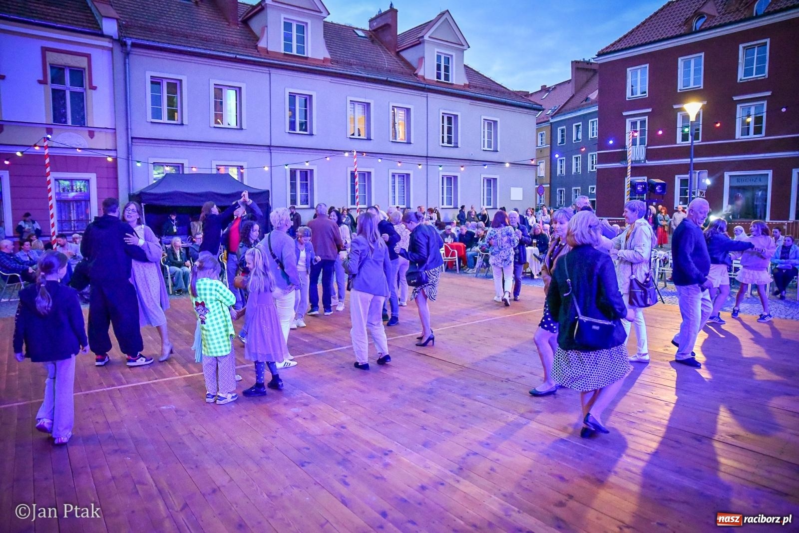 Zdjęcie w galerii na portalu naszraciborz.pl: Potańcówka na Ofce podczas Dni Raciborza 2026. Jazz, taniec i letnia atmosfera w sercu miasta wiadomości z regionu