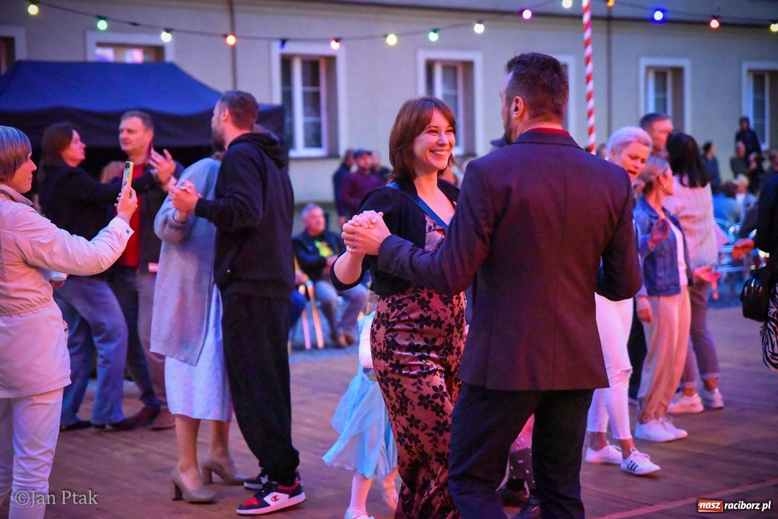 Zdjęcie w galerii na portalu naszraciborz.pl: Potańcówka na Ofce podczas Dni Raciborza 2026. Jazz, taniec i letnia atmosfera w sercu miasta wiadomości z regionu