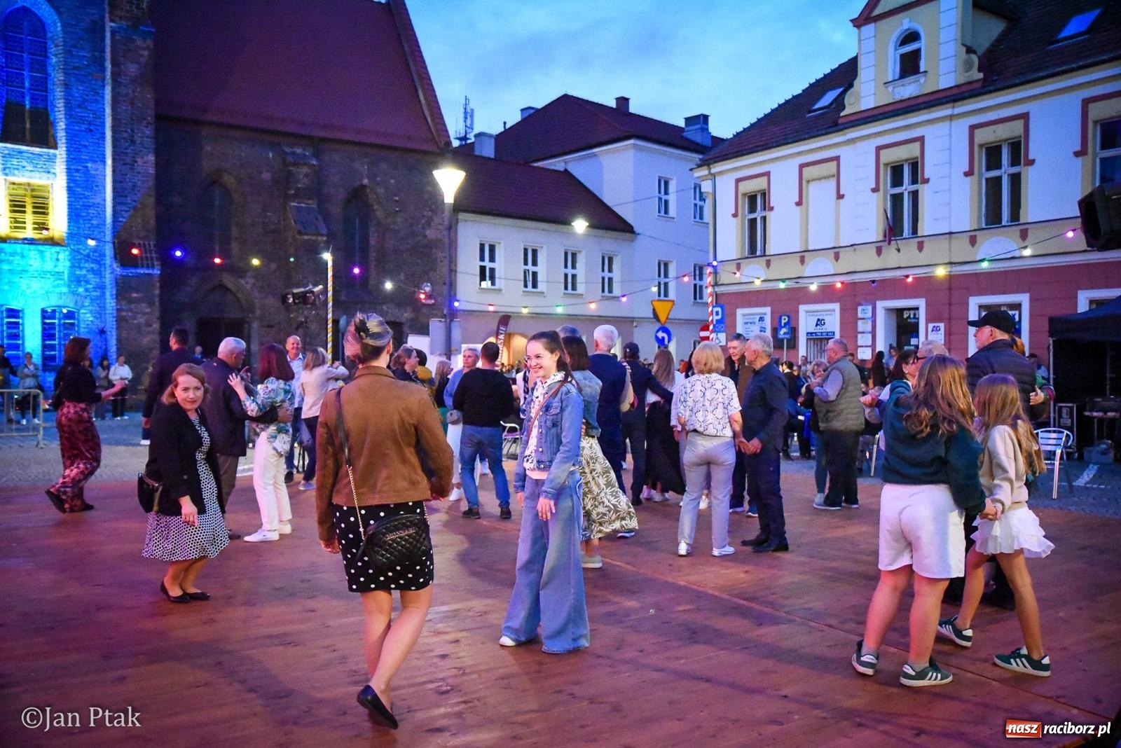 Zdjęcie w galerii na portalu naszraciborz.pl: Potańcówka na Ofce podczas Dni Raciborza 2026. Jazz, taniec i letnia atmosfera w sercu miasta wiadomości z regionu