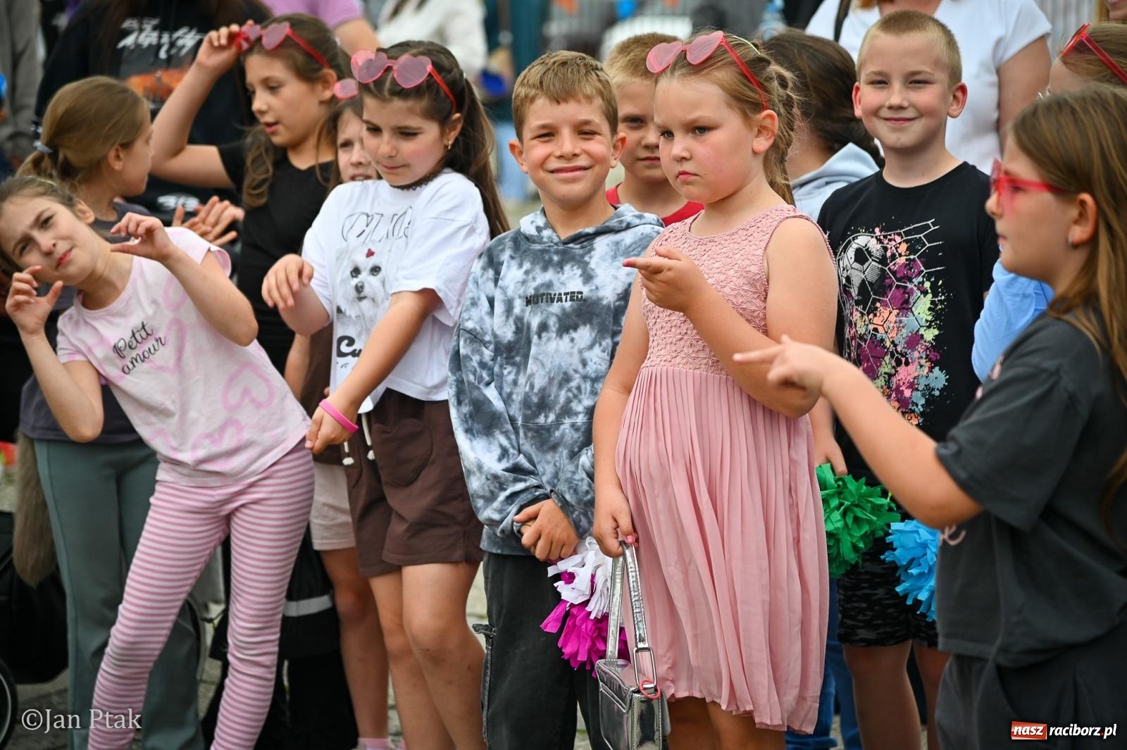 Zdjęcie w galerii na portalu naszraciborz.pl: Sukces rodzinnego festynu w Piętnastce. Szkoła powoli żegna rok szkolny i zbiera na pracownię kreatywną wiadomości z regionu