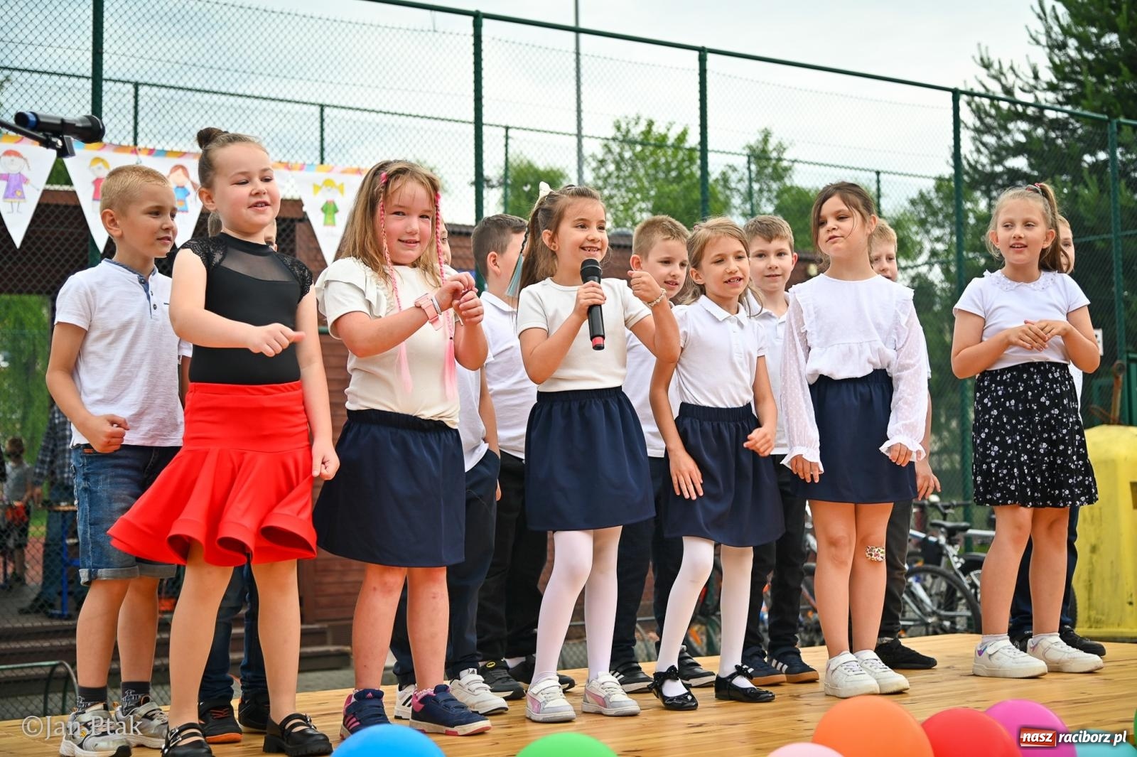 Zdjęcie w galerii na portalu naszraciborz.pl: Sukces rodzinnego festynu w Piętnastce. Szkoła powoli żegna rok szkolny i zbiera na pracownię kreatywną wiadomości z regionu