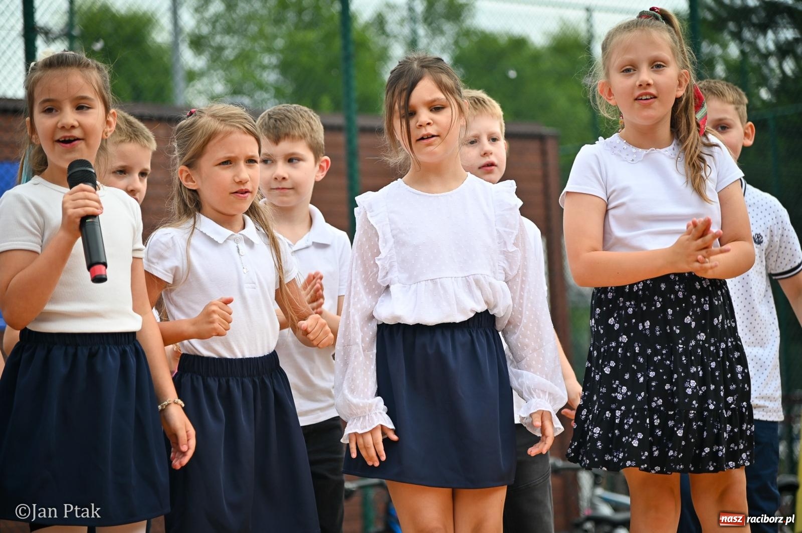 Zdjęcie w galerii na portalu naszraciborz.pl: Sukces rodzinnego festynu w Piętnastce. Szkoła powoli żegna rok szkolny i zbiera na pracownię kreatywną wiadomości z regionu