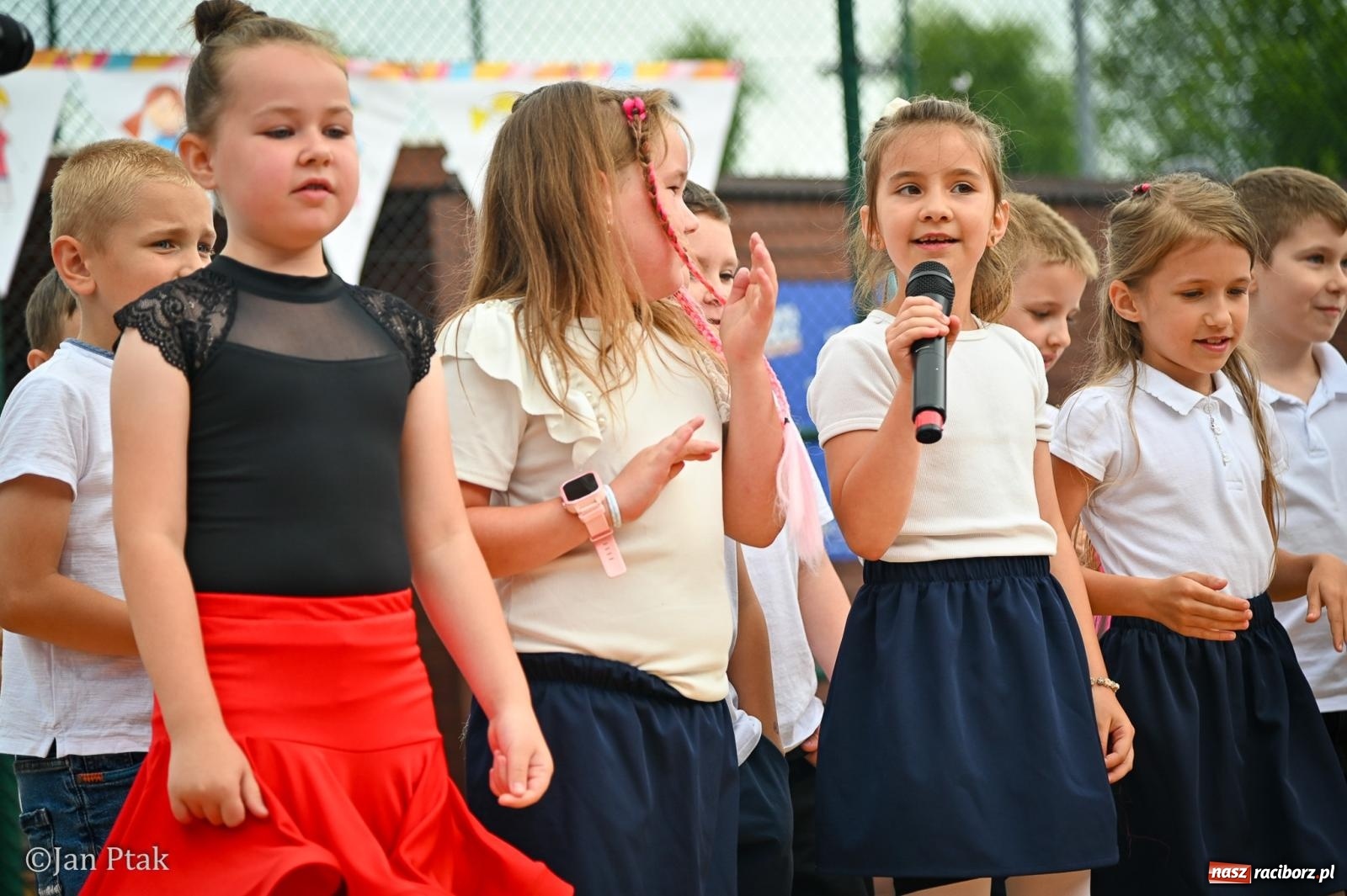 Zdjęcie w galerii na portalu naszraciborz.pl: Sukces rodzinnego festynu w Piętnastce. Szkoła powoli żegna rok szkolny i zbiera na pracownię kreatywną wiadomości z regionu