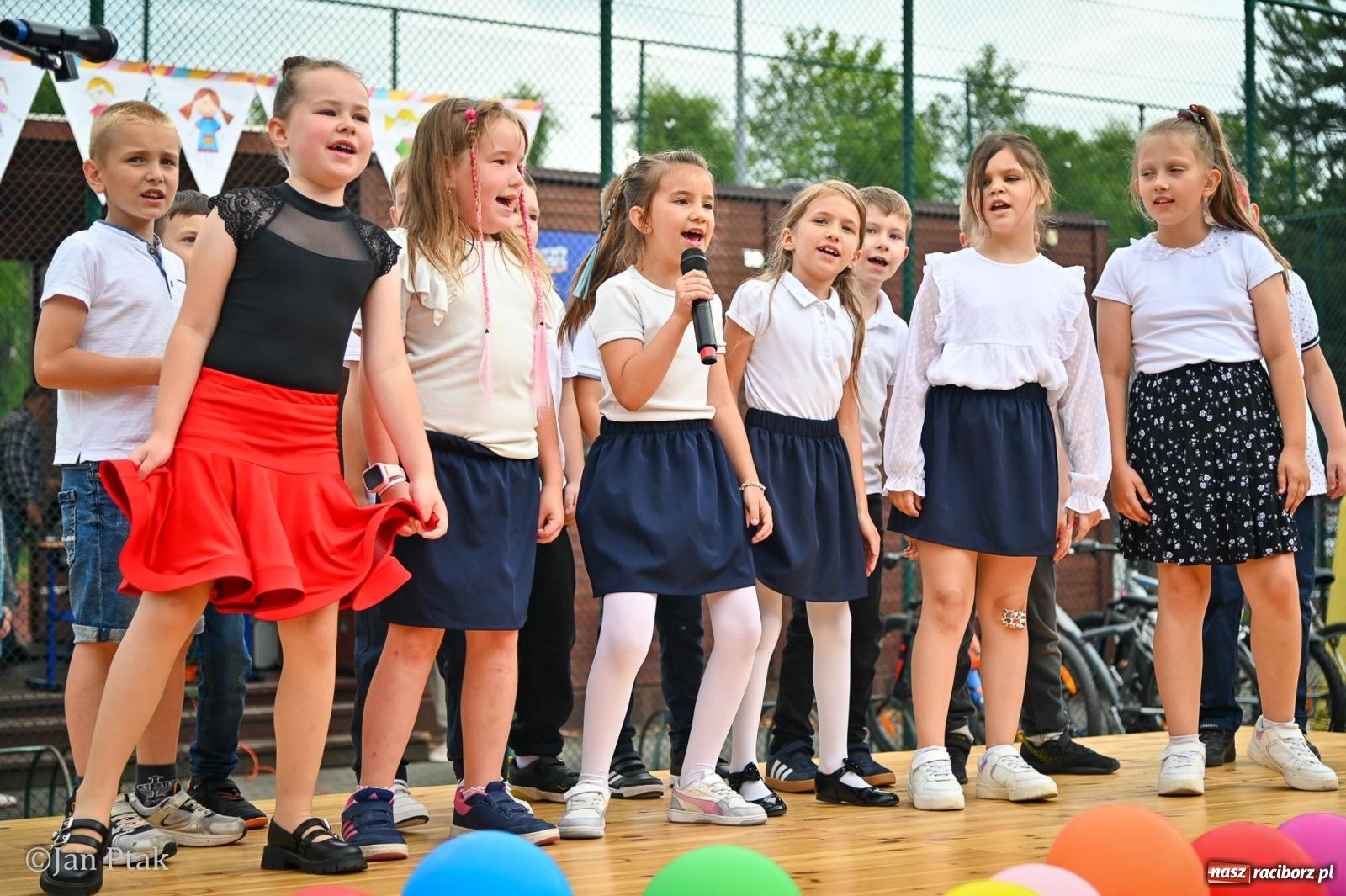 Zdjęcie w galerii na portalu naszraciborz.pl: Sukces rodzinnego festynu w Piętnastce. Szkoła powoli żegna rok szkolny i zbiera na pracownię kreatywną wiadomości z regionu