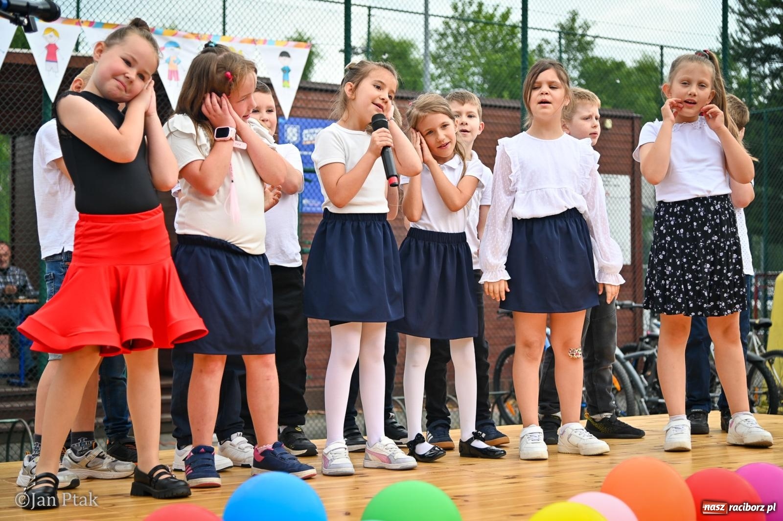 Zdjęcie w galerii na portalu naszraciborz.pl: Sukces rodzinnego festynu w Piętnastce. Szkoła powoli żegna rok szkolny i zbiera na pracownię kreatywną wiadomości z regionu