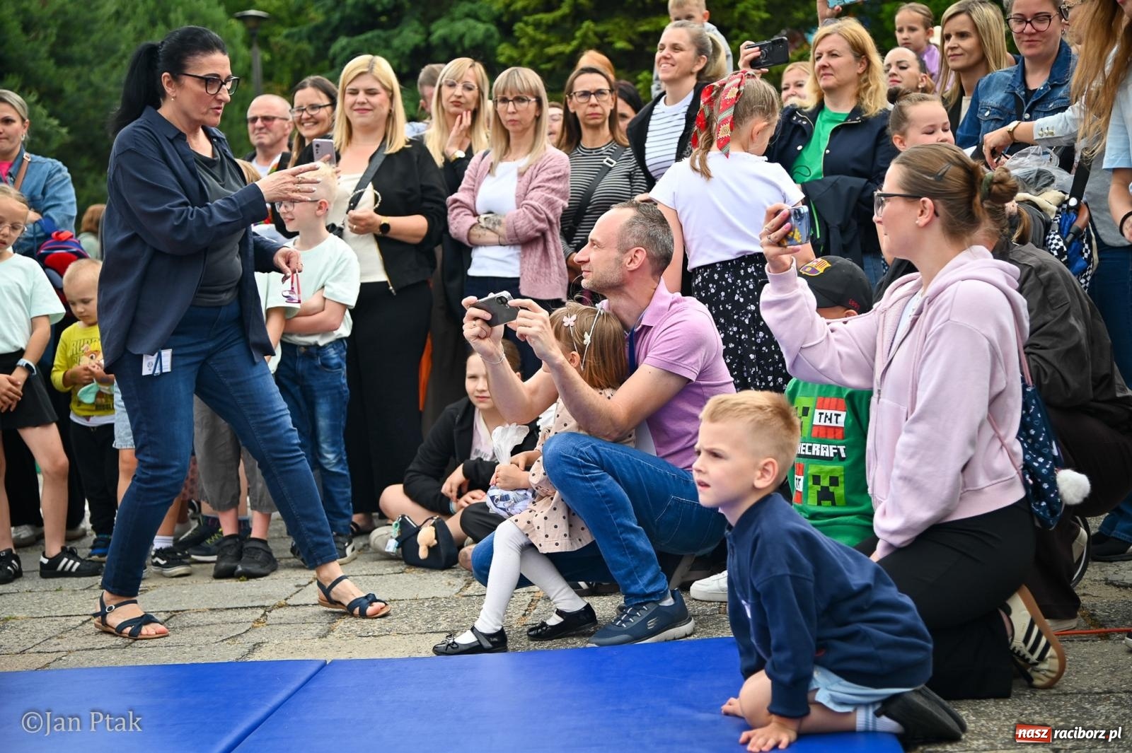Zdjęcie w galerii na portalu naszraciborz.pl: Sukces rodzinnego festynu w Piętnastce. Szkoła powoli żegna rok szkolny i zbiera na pracownię kreatywną wiadomości z regionu