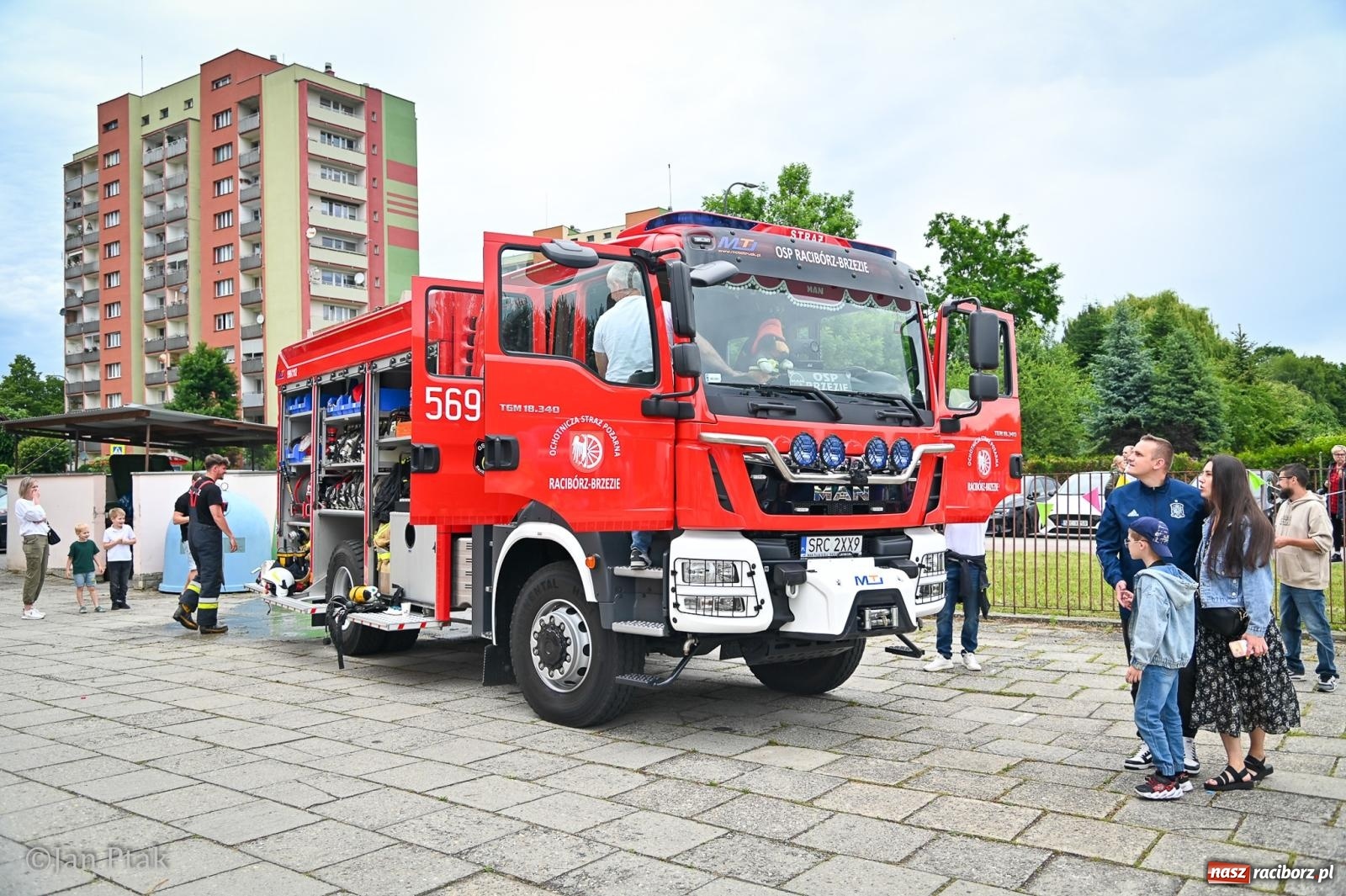 Zdjęcie w galerii na portalu naszraciborz.pl: Sukces rodzinnego festynu w Piętnastce. Szkoła powoli żegna rok szkolny i zbiera na pracownię kreatywną wiadomości z regionu