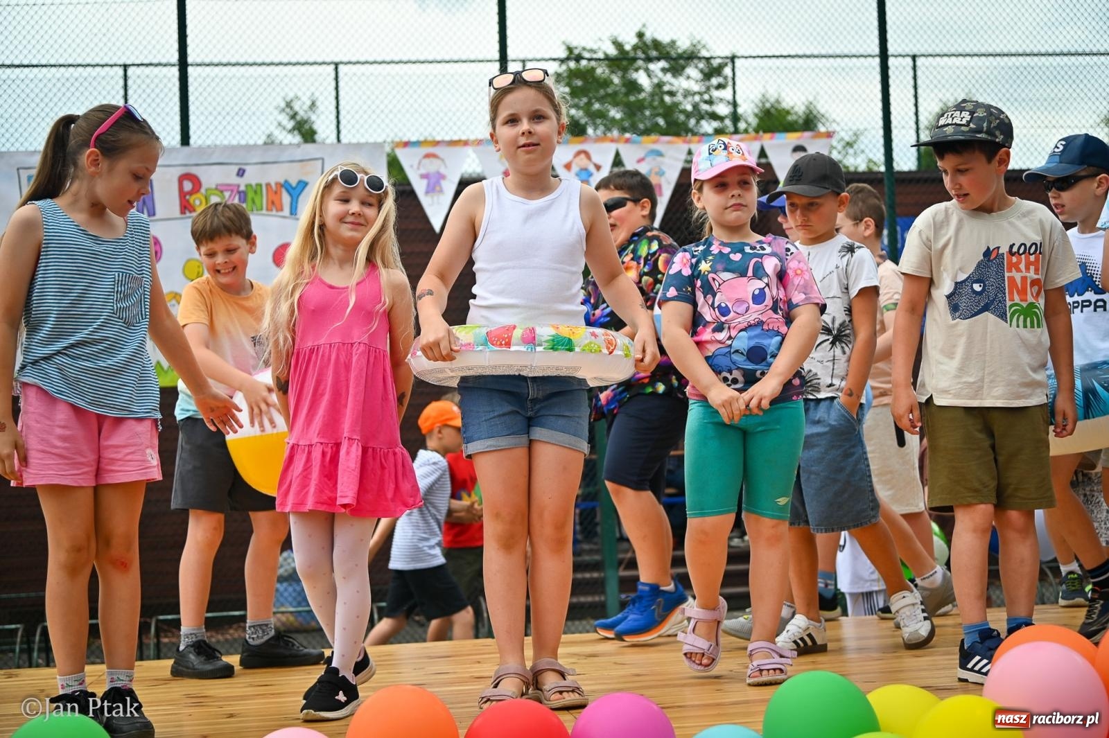 Zdjęcie w galerii na portalu naszraciborz.pl: Sukces rodzinnego festynu w Piętnastce. Szkoła powoli żegna rok szkolny i zbiera na pracownię kreatywną wiadomości z regionu