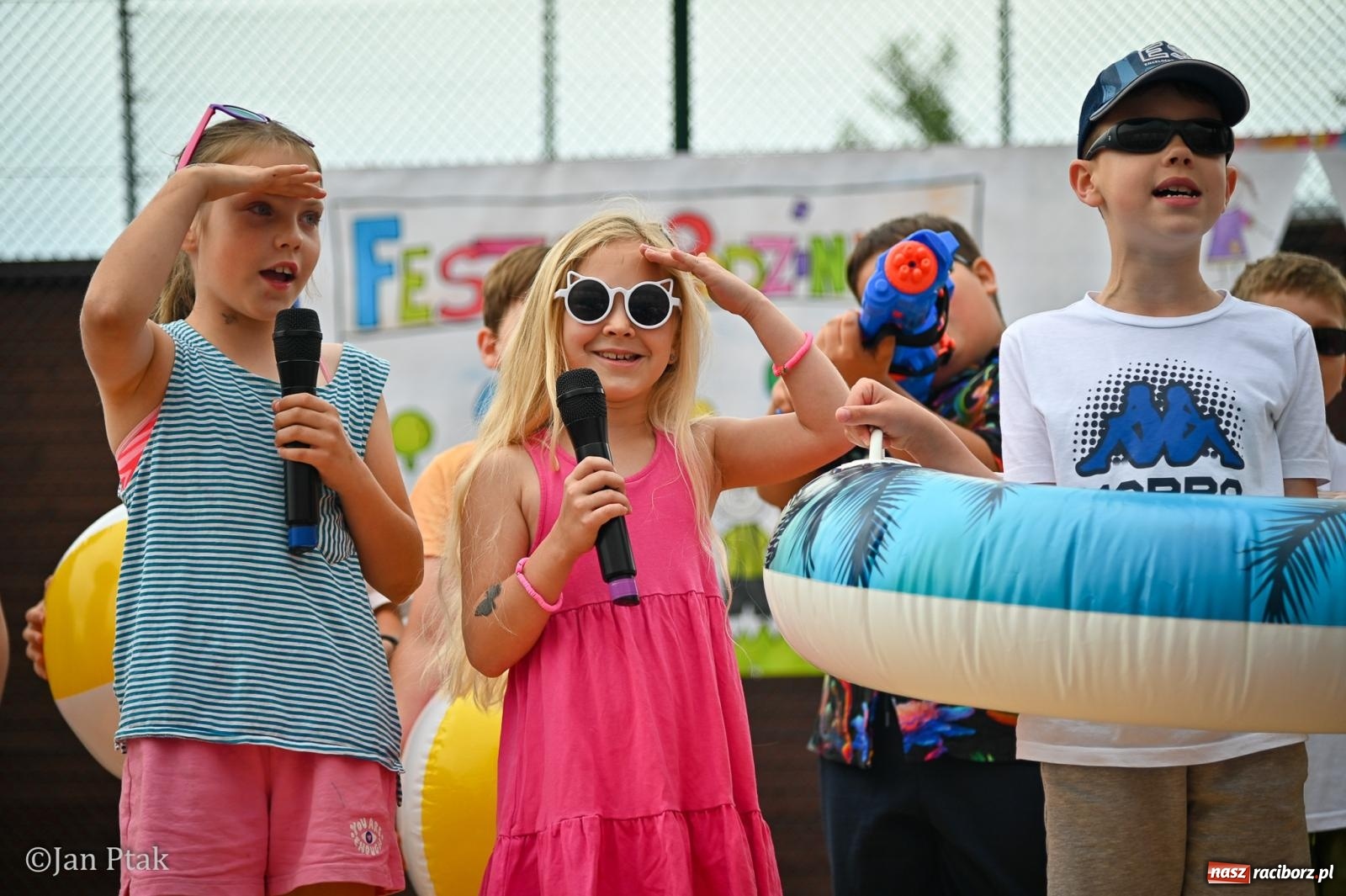 Zdjęcie w galerii na portalu naszraciborz.pl: Sukces rodzinnego festynu w Piętnastce. Szkoła powoli żegna rok szkolny i zbiera na pracownię kreatywną wiadomości z regionu