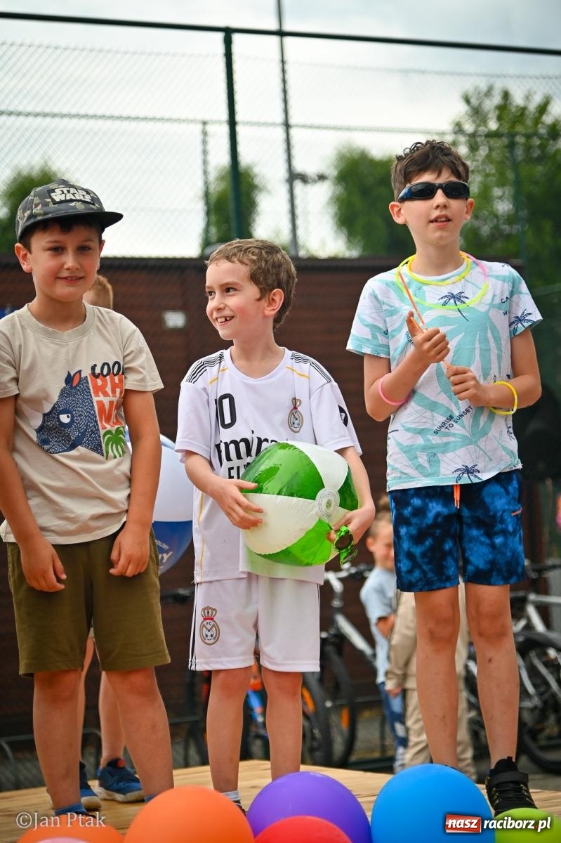 Zdjęcie w galerii na portalu naszraciborz.pl: Sukces rodzinnego festynu w Piętnastce. Szkoła powoli żegna rok szkolny i zbiera na pracownię kreatywną wiadomości z regionu