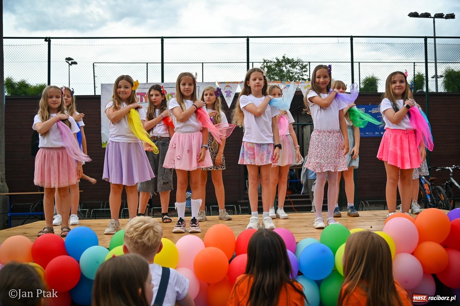 Zdjęcie w galerii na portalu naszraciborz.pl: Sukces rodzinnego festynu w Piętnastce. Szkoła powoli żegna rok szkolny i zbiera na pracownię kreatywną wiadomości z regionu