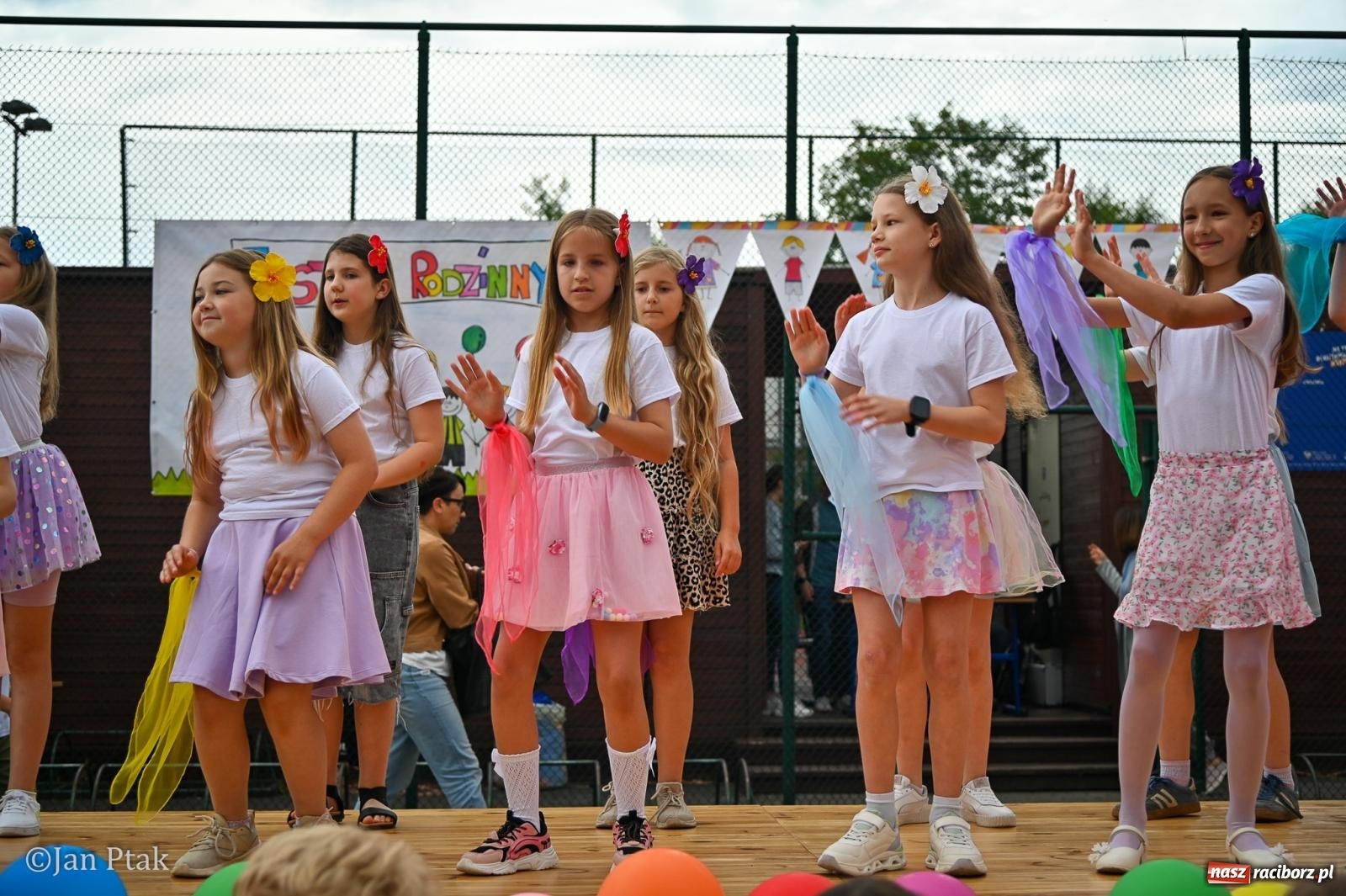Zdjęcie w galerii na portalu naszraciborz.pl: Sukces rodzinnego festynu w Piętnastce. Szkoła powoli żegna rok szkolny i zbiera na pracownię kreatywną wiadomości z regionu