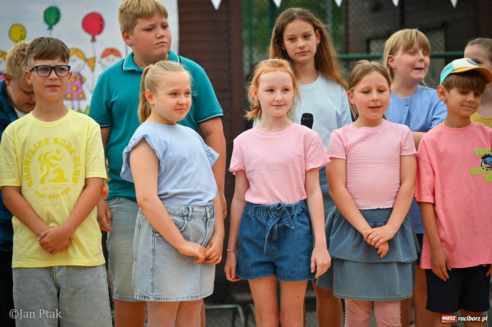 Zdjęcie w galerii na portalu naszraciborz.pl: Sukces rodzinnego festynu w Piętnastce. Szkoła powoli żegna rok szkolny i zbiera na pracownię kreatywną wiadomości z regionu