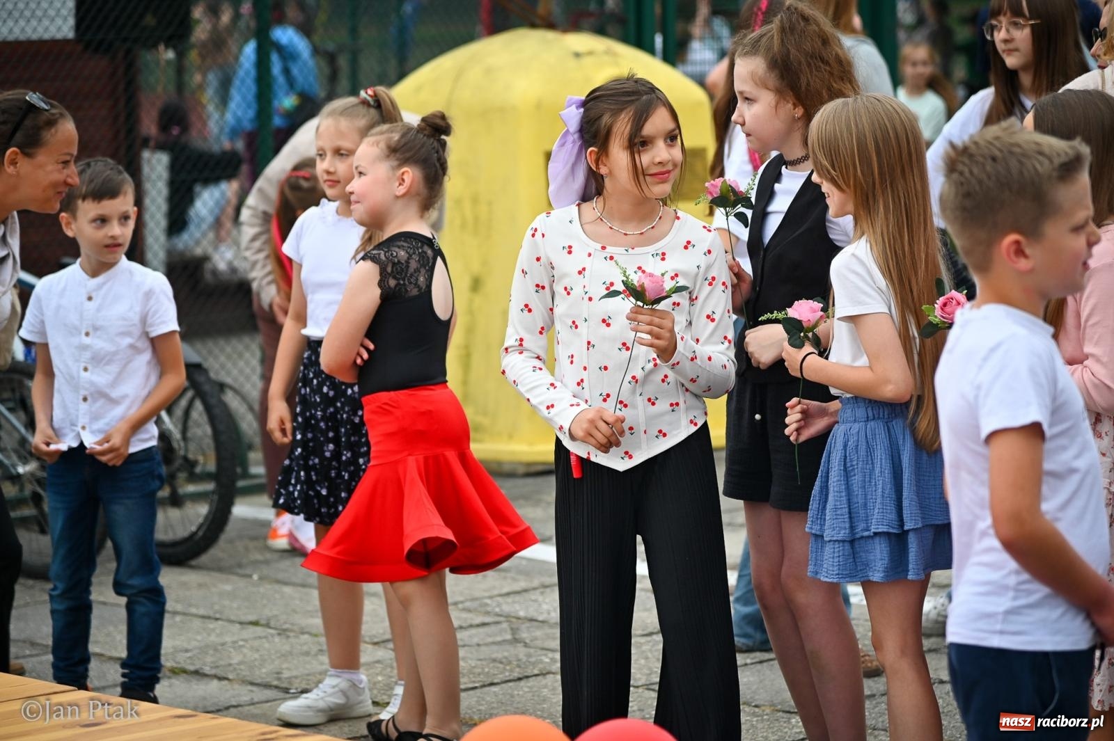Zdjęcie w galerii na portalu naszraciborz.pl: Sukces rodzinnego festynu w Piętnastce. Szkoła powoli żegna rok szkolny i zbiera na pracownię kreatywną wiadomości z regionu