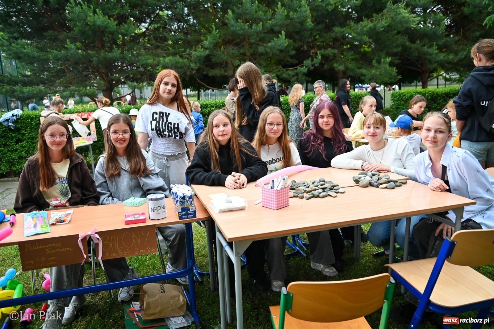 Zdjęcie w galerii na portalu naszraciborz.pl: Sukces rodzinnego festynu w Piętnastce. Szkoła powoli żegna rok szkolny i zbiera na pracownię kreatywną wiadomości z regionu