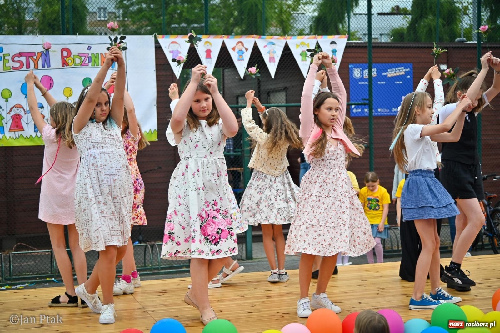 Zdjęcie w galerii na portalu naszraciborz.pl: Sukces rodzinnego festynu w Piętnastce. Szkoła powoli żegna rok szkolny i zbiera na pracownię kreatywną wiadomości z regionu
