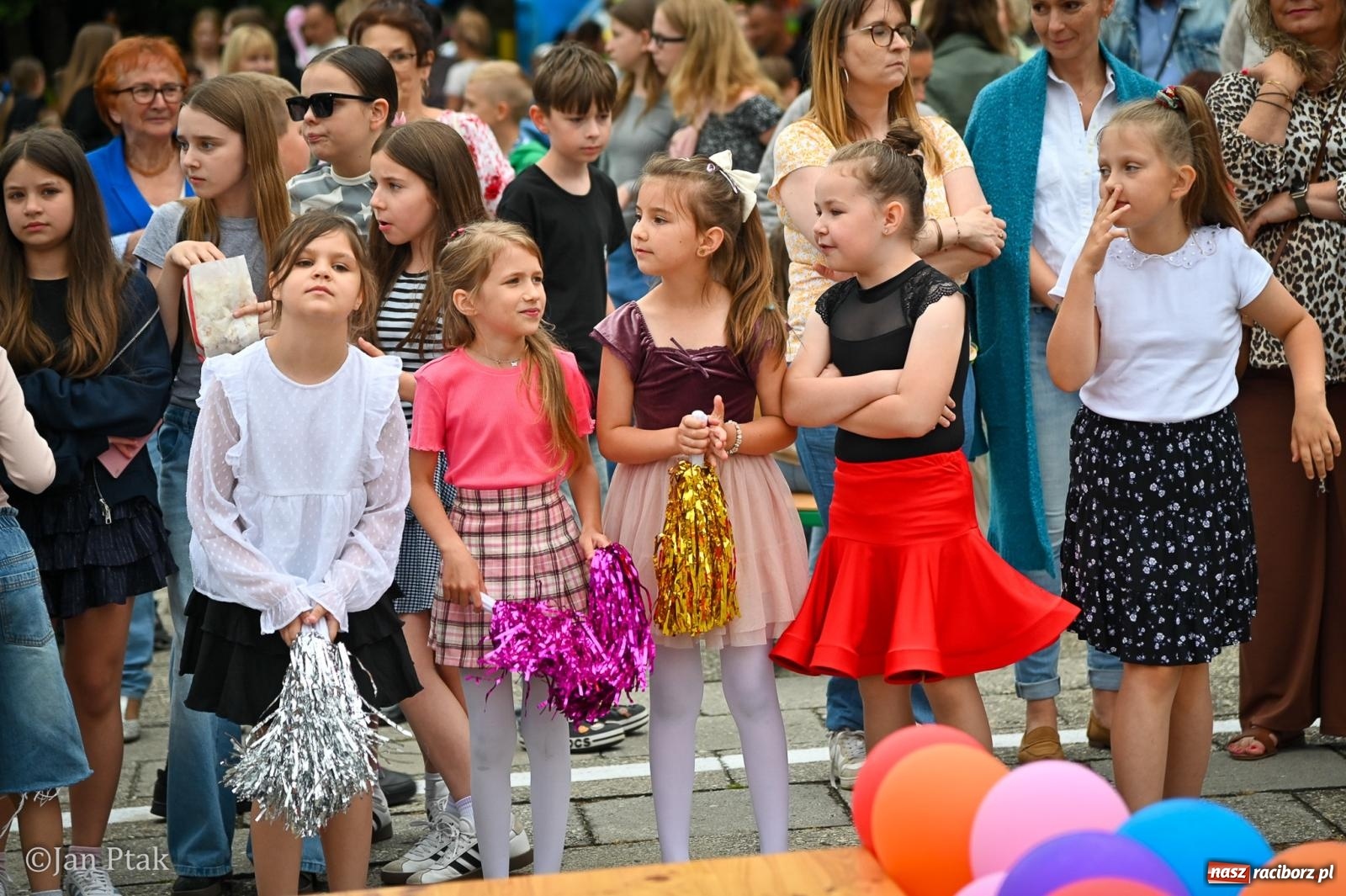 Zdjęcie w galerii na portalu naszraciborz.pl: Sukces rodzinnego festynu w Piętnastce. Szkoła powoli żegna rok szkolny i zbiera na pracownię kreatywną wiadomości z regionu