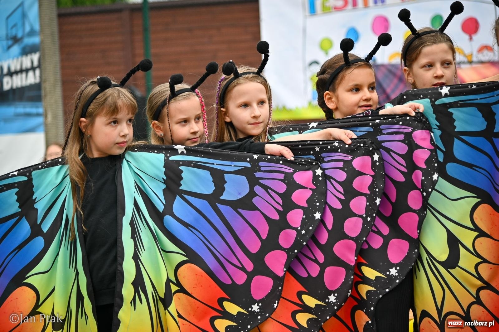 Zdjęcie w galerii na portalu naszraciborz.pl: Sukces rodzinnego festynu w Piętnastce. Szkoła powoli żegna rok szkolny i zbiera na pracownię kreatywną wiadomości z regionu