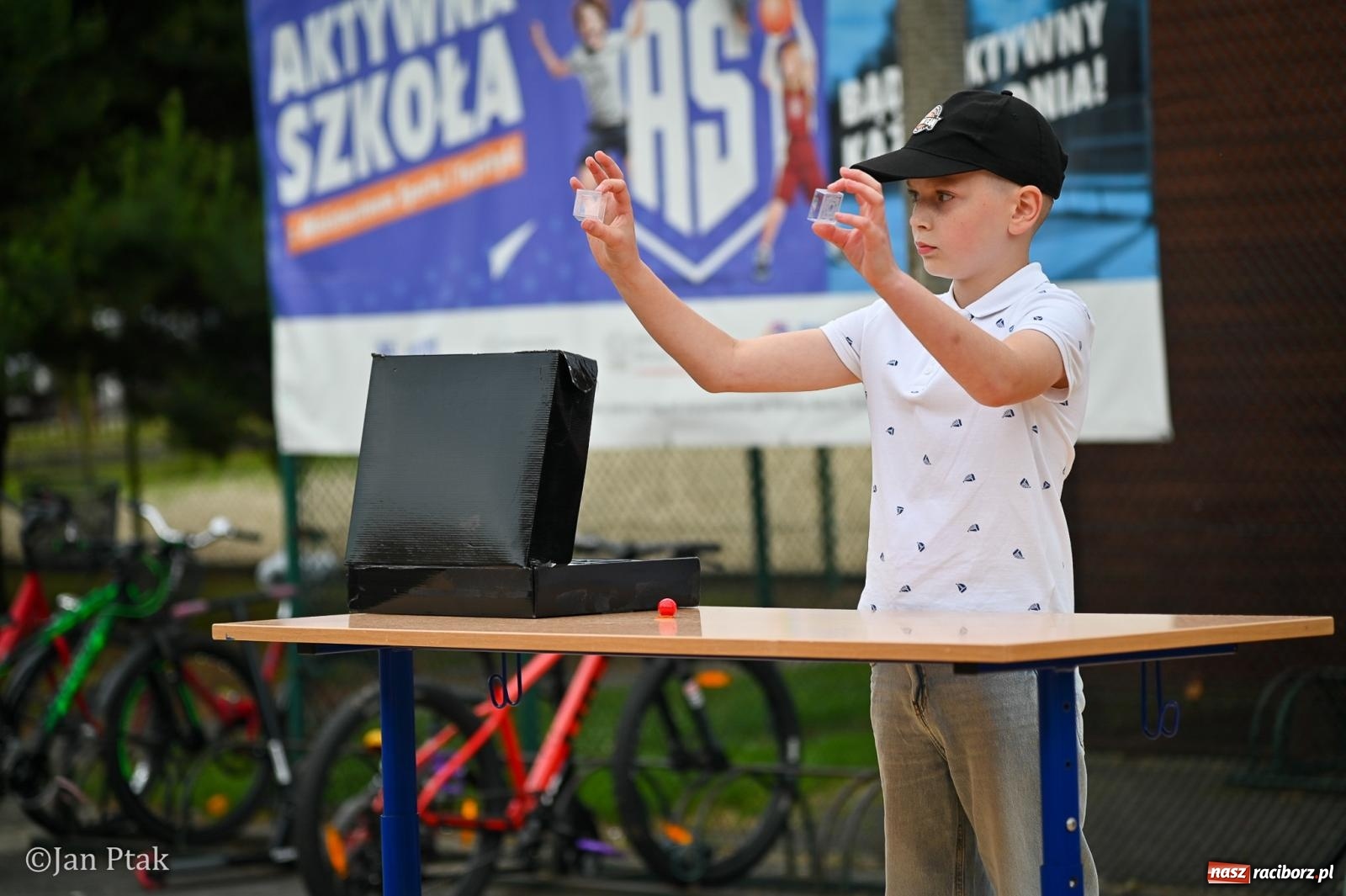 Zdjęcie w galerii na portalu naszraciborz.pl: Sukces rodzinnego festynu w Piętnastce. Szkoła powoli żegna rok szkolny i zbiera na pracownię kreatywną wiadomości z regionu