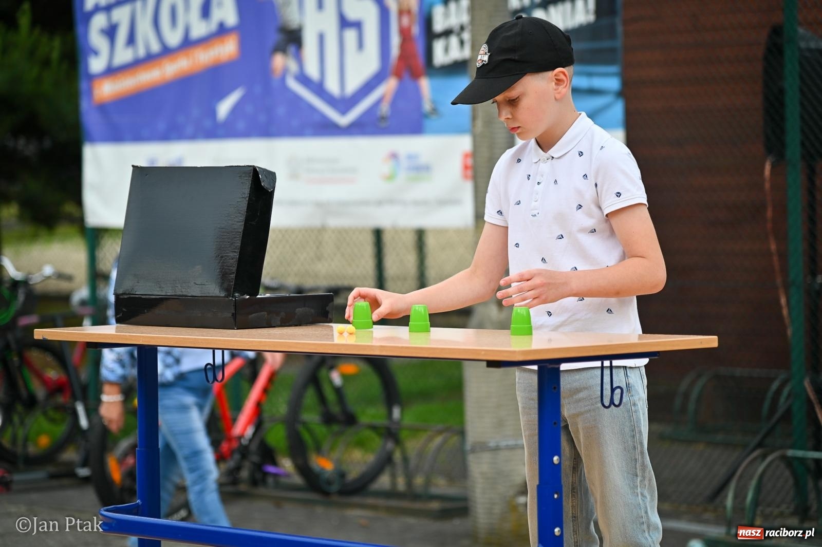 Zdjęcie w galerii na portalu naszraciborz.pl: Sukces rodzinnego festynu w Piętnastce. Szkoła powoli żegna rok szkolny i zbiera na pracownię kreatywną wiadomości z regionu