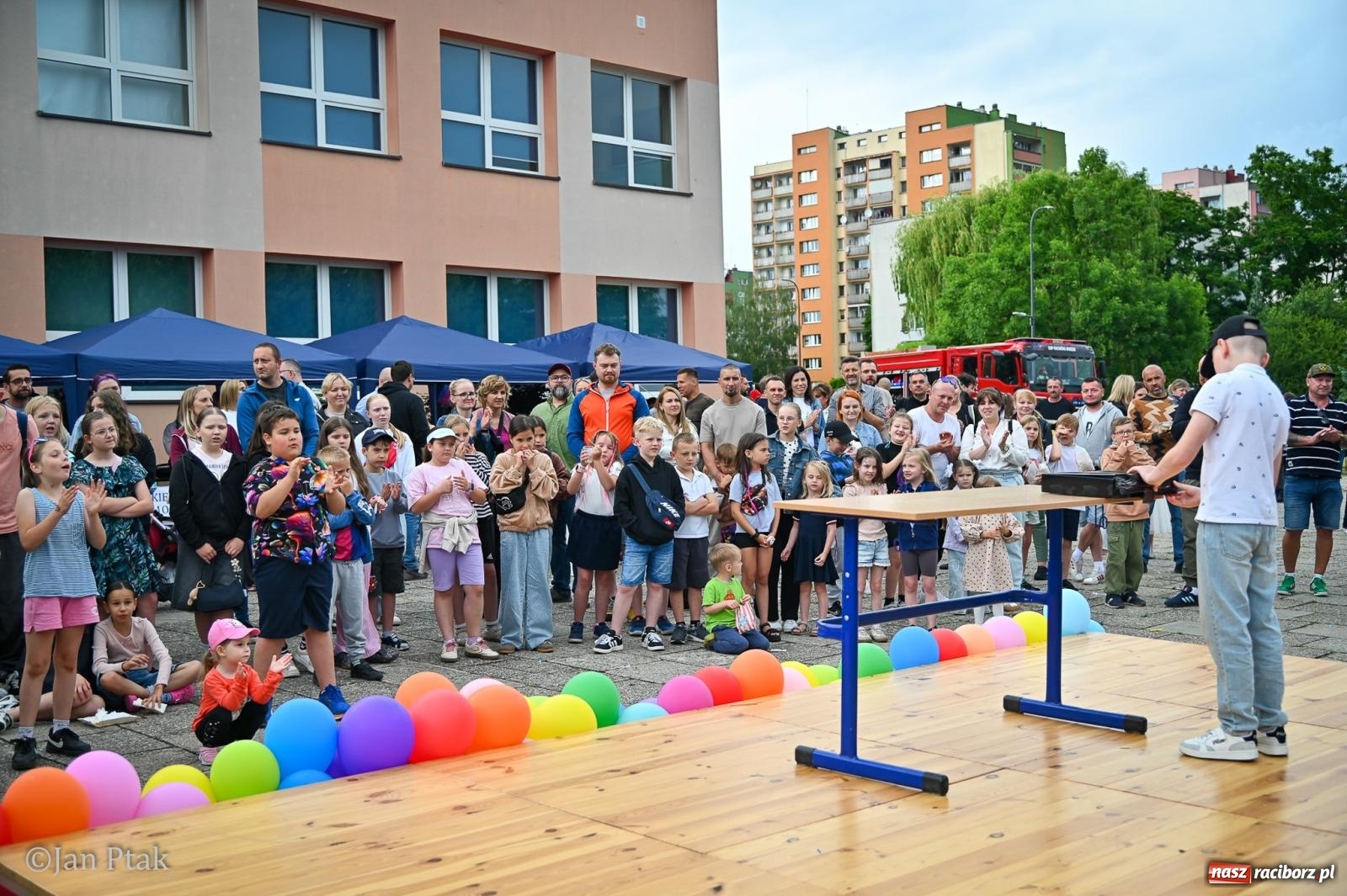 Zdjęcie w galerii na portalu naszraciborz.pl: Sukces rodzinnego festynu w Piętnastce. Szkoła powoli żegna rok szkolny i zbiera na pracownię kreatywną wiadomości z regionu