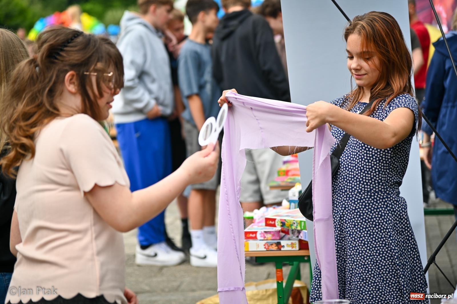 Zdjęcie w galerii na portalu naszraciborz.pl: Sukces rodzinnego festynu w Piętnastce. Szkoła powoli żegna rok szkolny i zbiera na pracownię kreatywną wiadomości z regionu