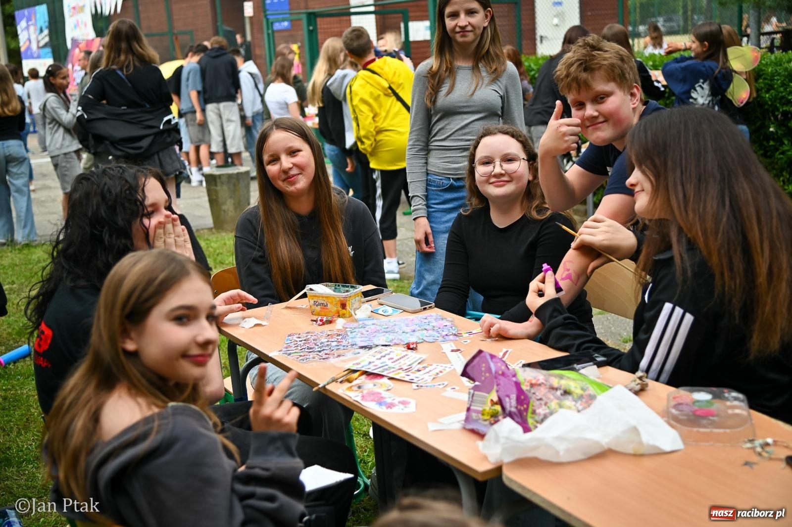 Zdjęcie w galerii na portalu naszraciborz.pl: Sukces rodzinnego festynu w Piętnastce. Szkoła powoli żegna rok szkolny i zbiera na pracownię kreatywną wiadomości z regionu