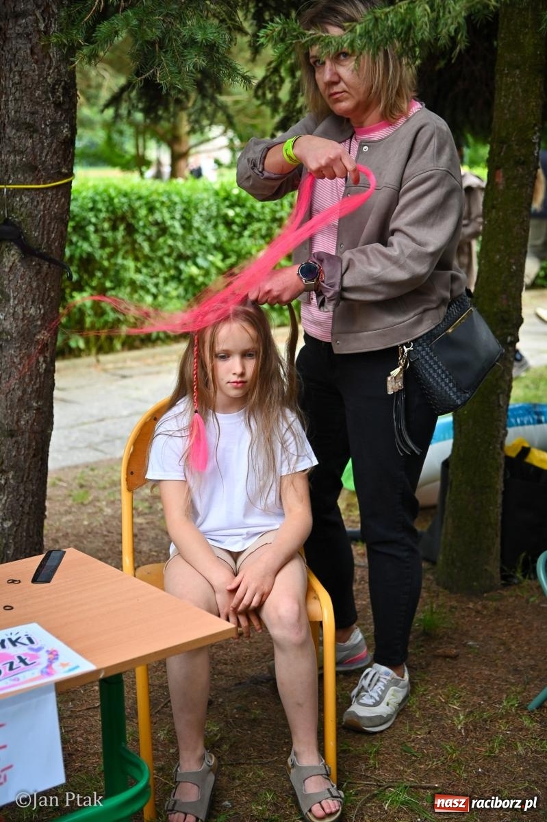 Zdjęcie w galerii na portalu naszraciborz.pl: Sukces rodzinnego festynu w Piętnastce. Szkoła powoli żegna rok szkolny i zbiera na pracownię kreatywną wiadomości z regionu