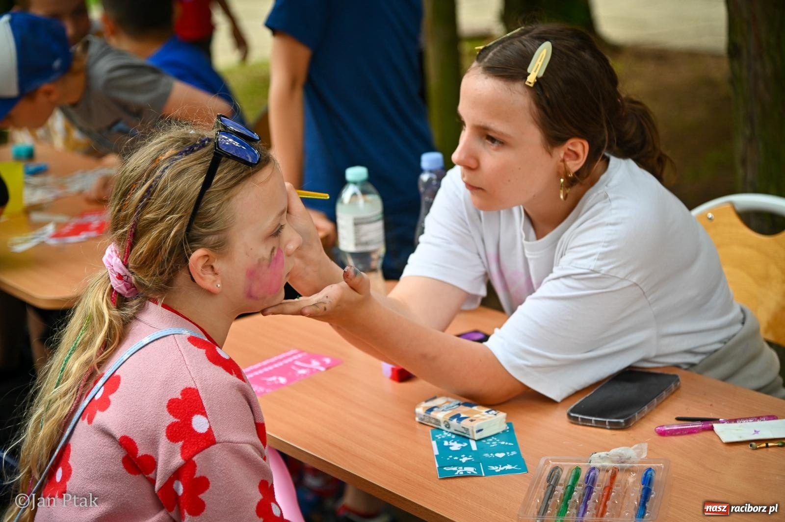 Zdjęcie w galerii na portalu naszraciborz.pl: Sukces rodzinnego festynu w Piętnastce. Szkoła powoli żegna rok szkolny i zbiera na pracownię kreatywną wiadomości z regionu